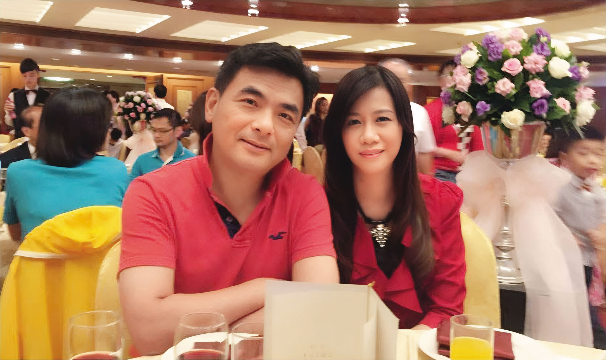 萬美玲（右）因兒子參選議員而深陷輿論風暴中，連帶讓丈夫佀同似（左）經營的公司也被放大檢視。（翻攝臉書）