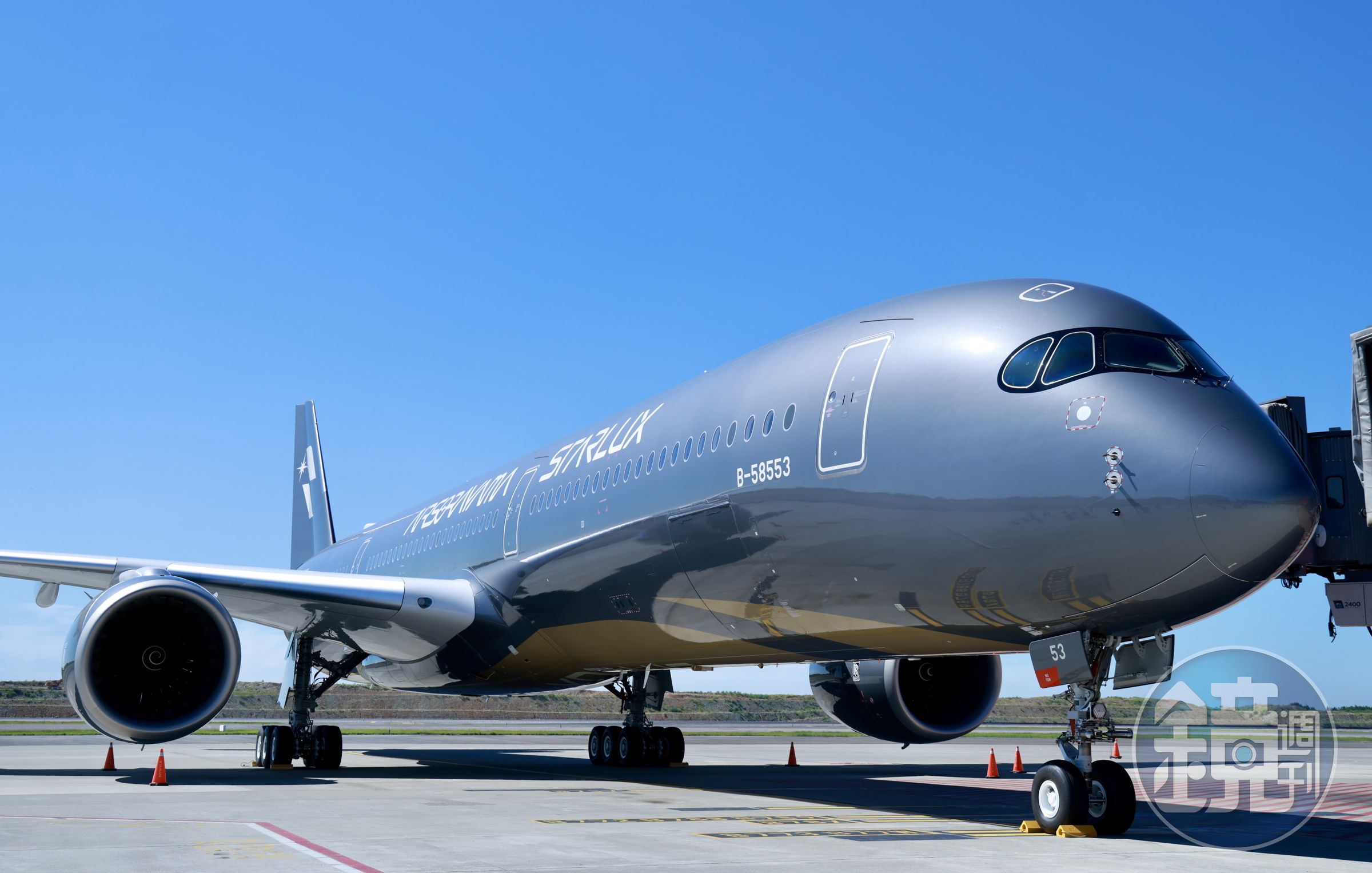 星宇航空與日本藝術家空山基合作，以機身編號B-58553的A350-1000客機作為創作載體打造「空山銀」。
