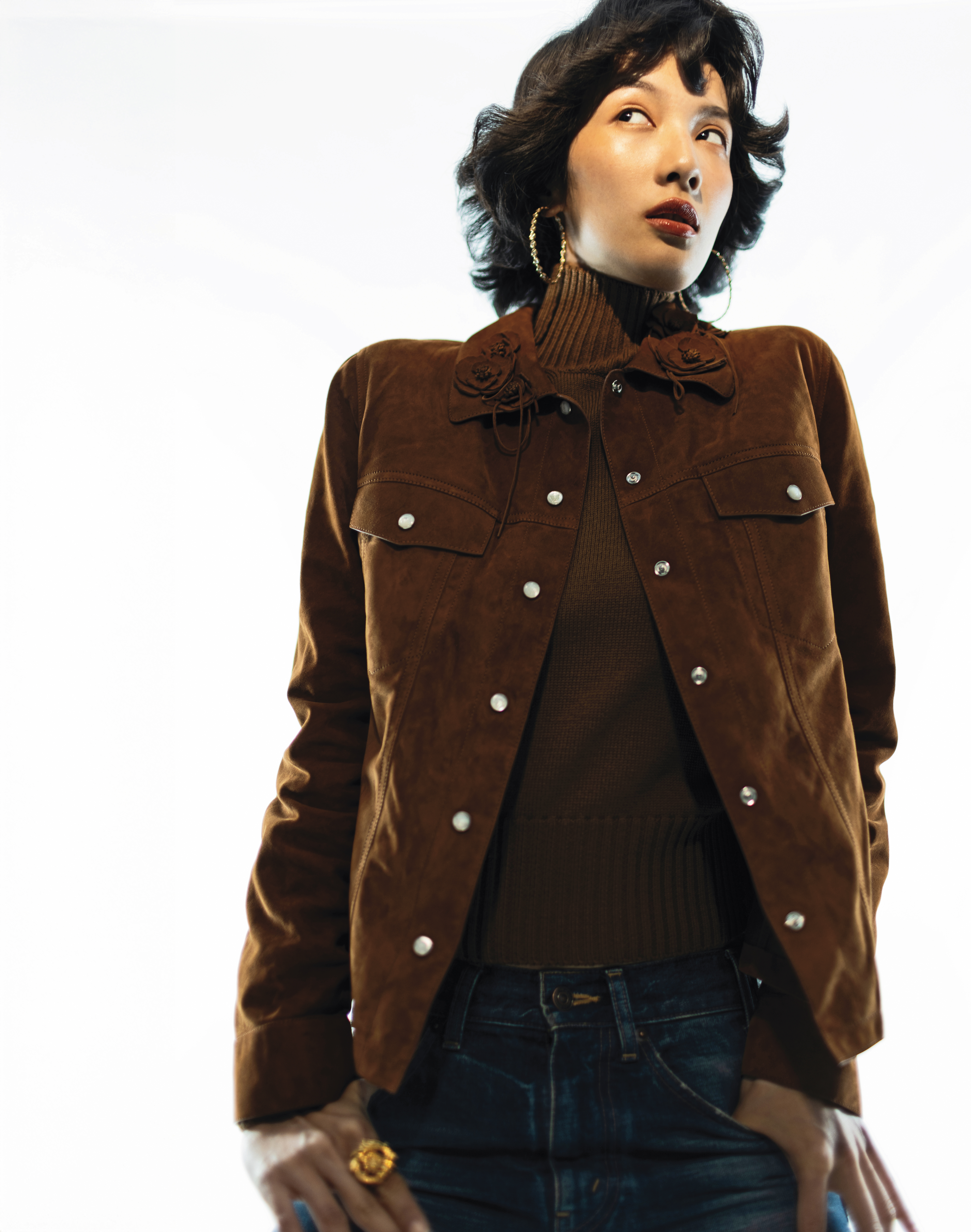 咖啡色外套 價格店洽 by VERSACE／咖啡色高領毛衣 NT$21,800 by Max Mara／FRANÇOISE DARK UNION水洗牛仔布牛仔褲 NT$38,500 by CELINE BY HEDI SLIMANE／大號密鑲鏈環耳環 NT$5,800 by APM MONACO／Medusa戒指 價格店洽 by VERSACE