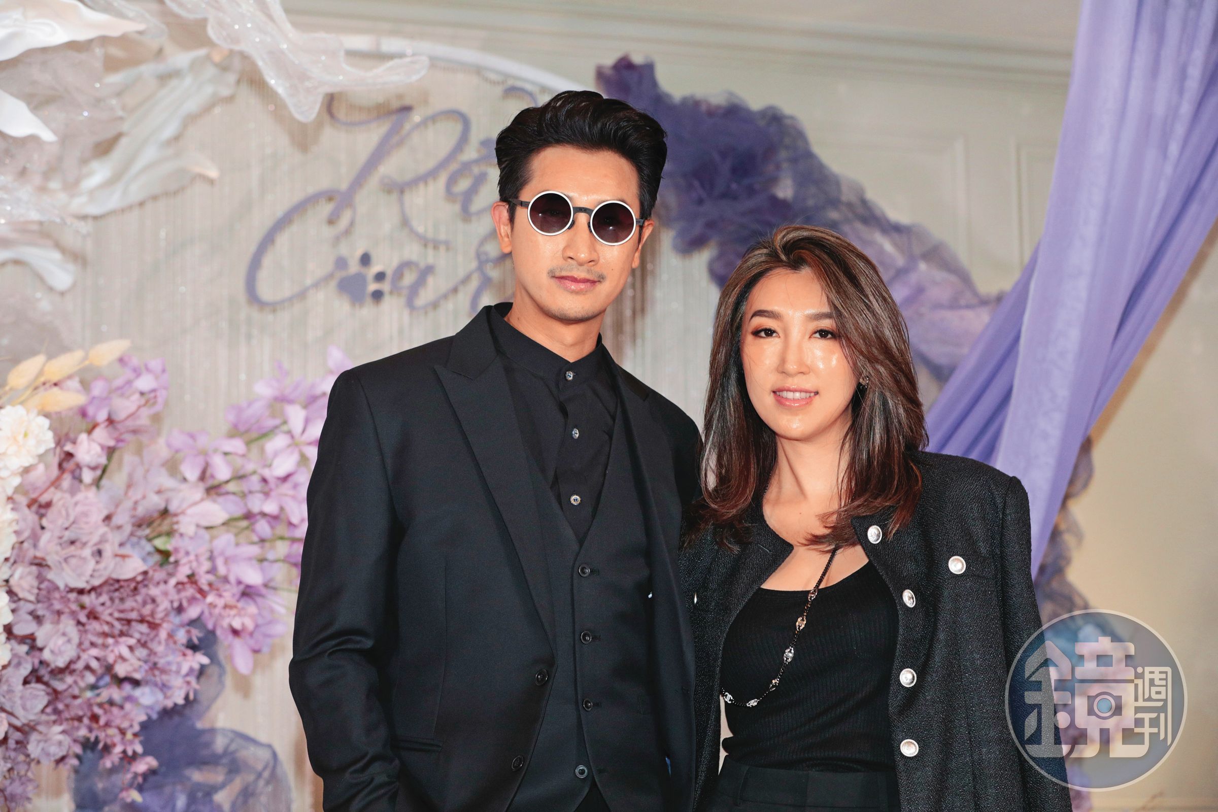 Darren（左）帶著妻子Vivi（右）同行。小編看了好想唱：你是我的眼～帶我領略四季的變換～♫