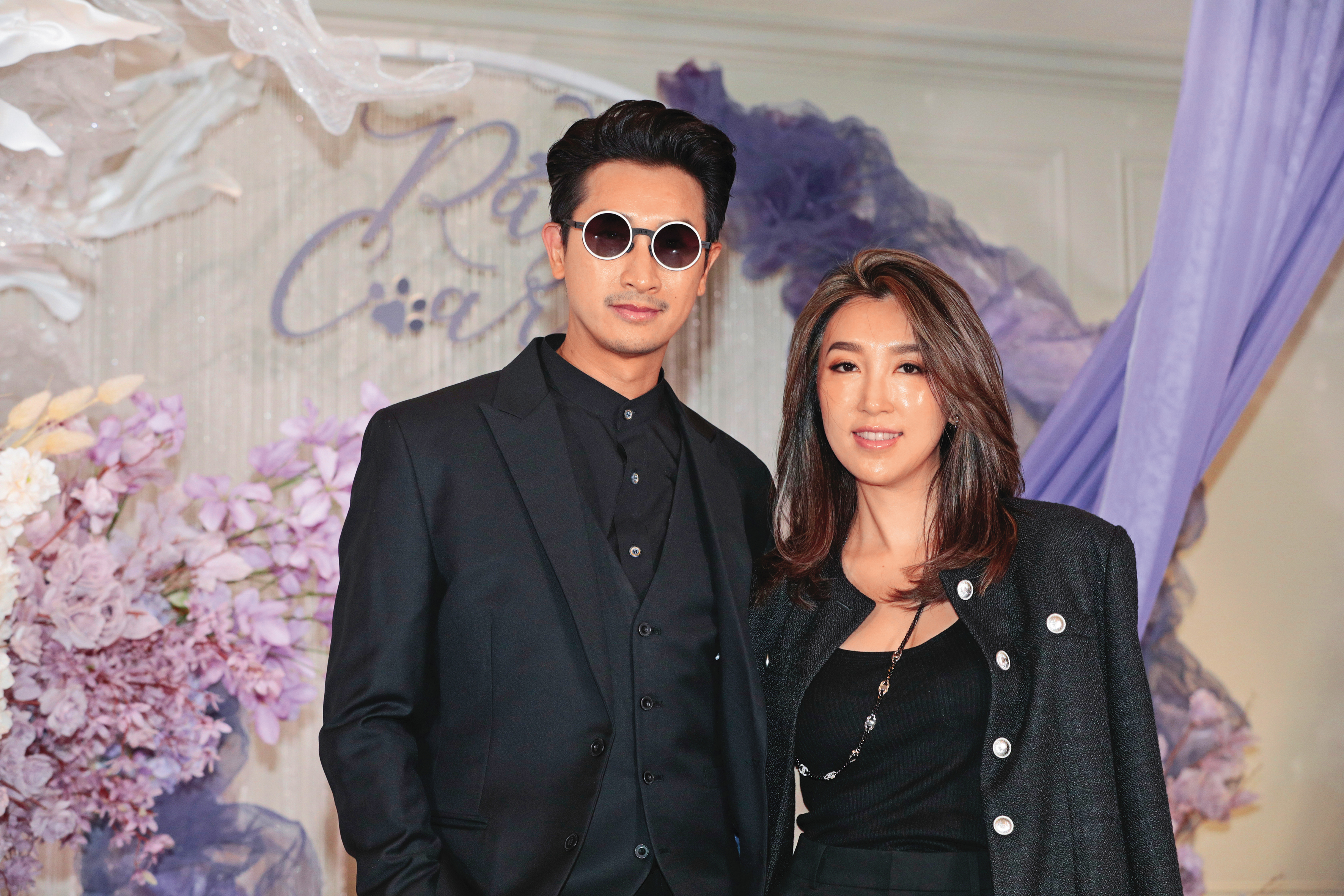 Darren(左)帶著妻子Vivi(右)同行。小編看了好想唱:你是我的眼~帶我領略四季的變換~♫