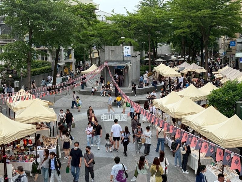 初三睡到飽的民眾不妨外出走走，北捷整理商圈地圖、星級餐廳與滷肉飯地圖，讓人免煩惱要吃何種美食、逛街之處。（北市府提供）