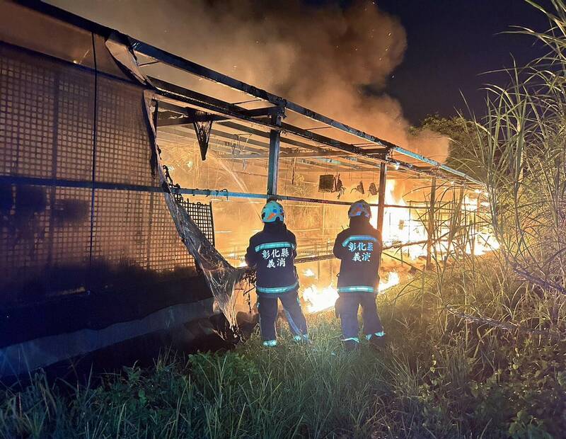 花壇鄉一間栽種鹿角蕨等植物的溫室工寮昨晚發生大火，消防員噴水灌救，約40分鐘控制火勢。（消防局提供）