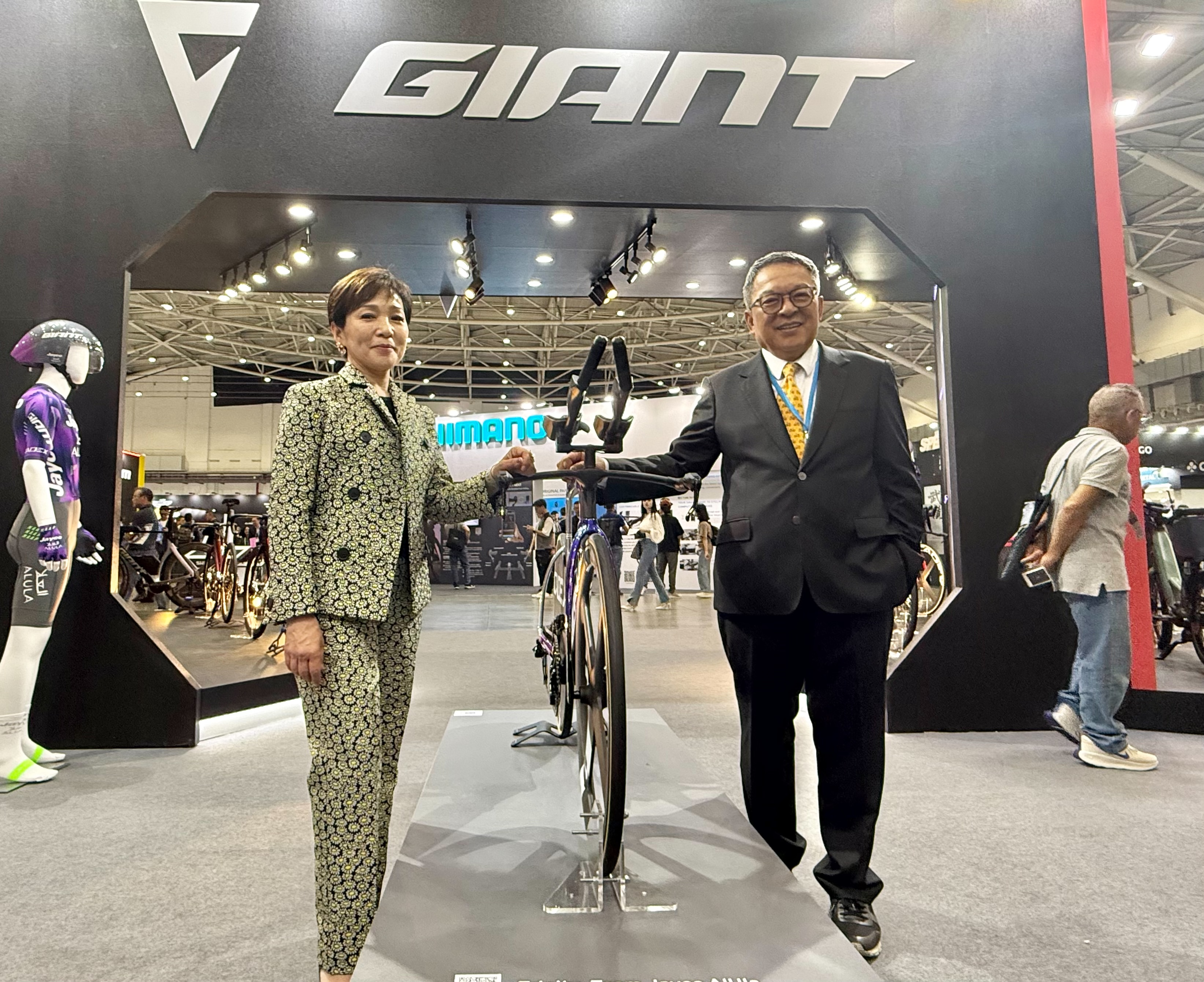 巨大董事長劉湧昌（右）表示，對等關稅的不確定因素很多，目前只能見招拆招，許多狀況其實也無法反應，不過，仍有信心3年內破千億元營收。（左為巨大執行長劉素娟）