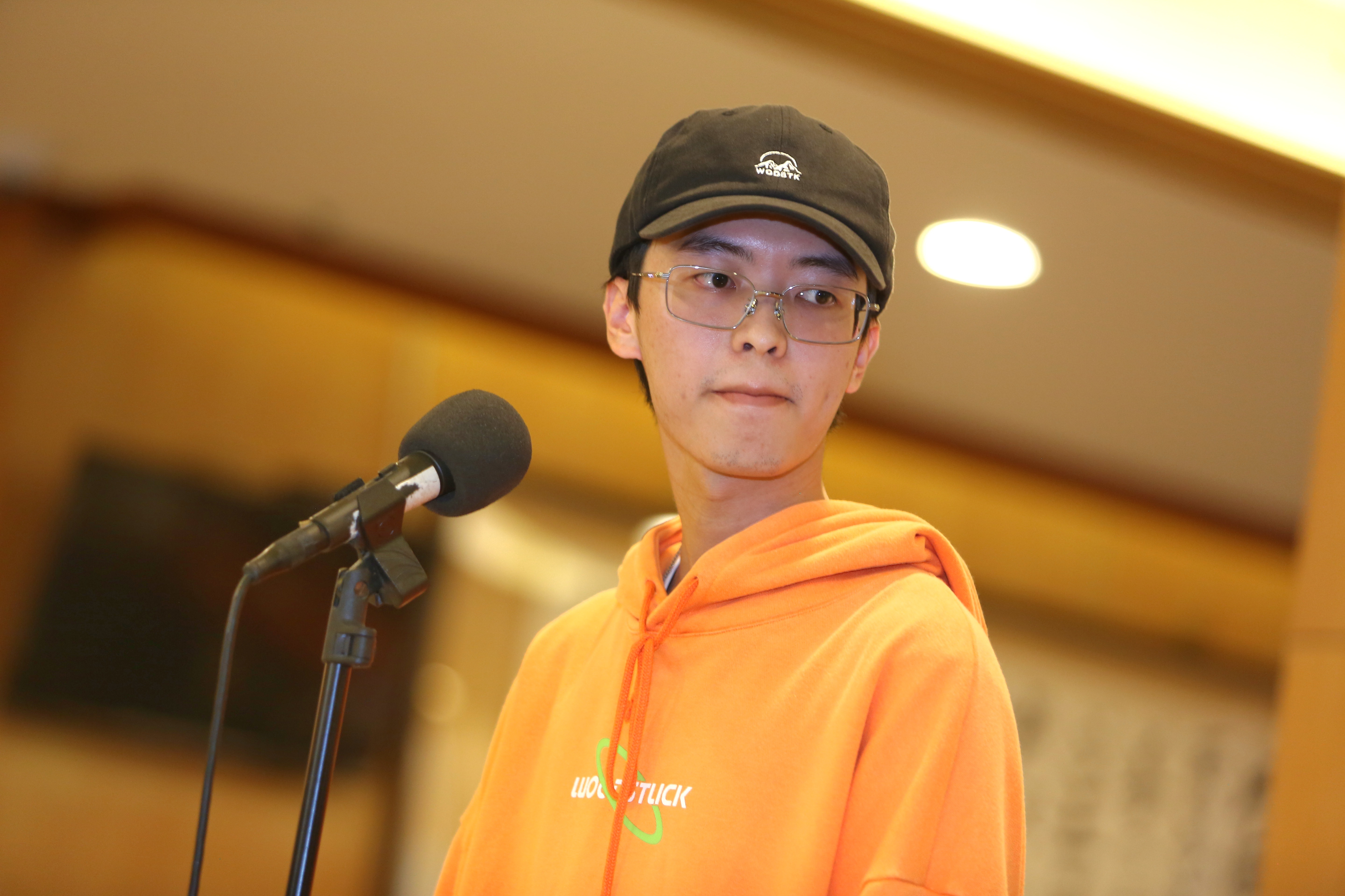 葉元之助理買宵夜遭10人圍毆!頭部被硬物重擊 眼鏡、手機也被拿走