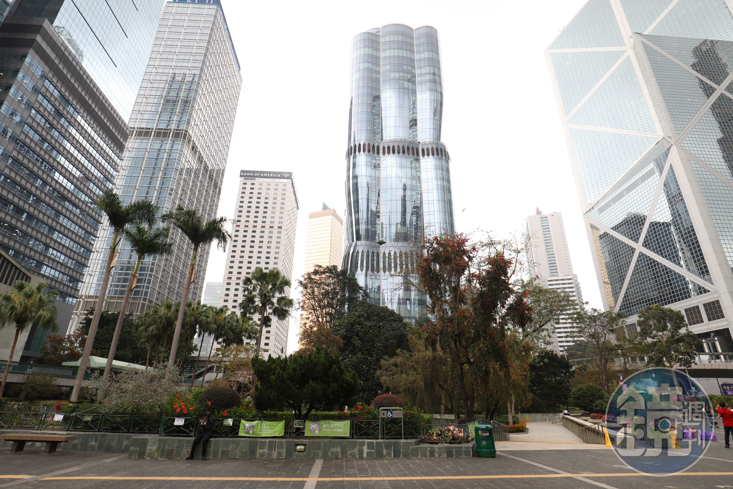 The Henderson位於香港中環美利道2號,是由恆基兆業地產發展的36層超甲級商廈,2024年落成,立刻成為中環核心地標,由扎哈·哈蒂建築事務所設計的外型也被暱稱為堆疊的可樂瓶。