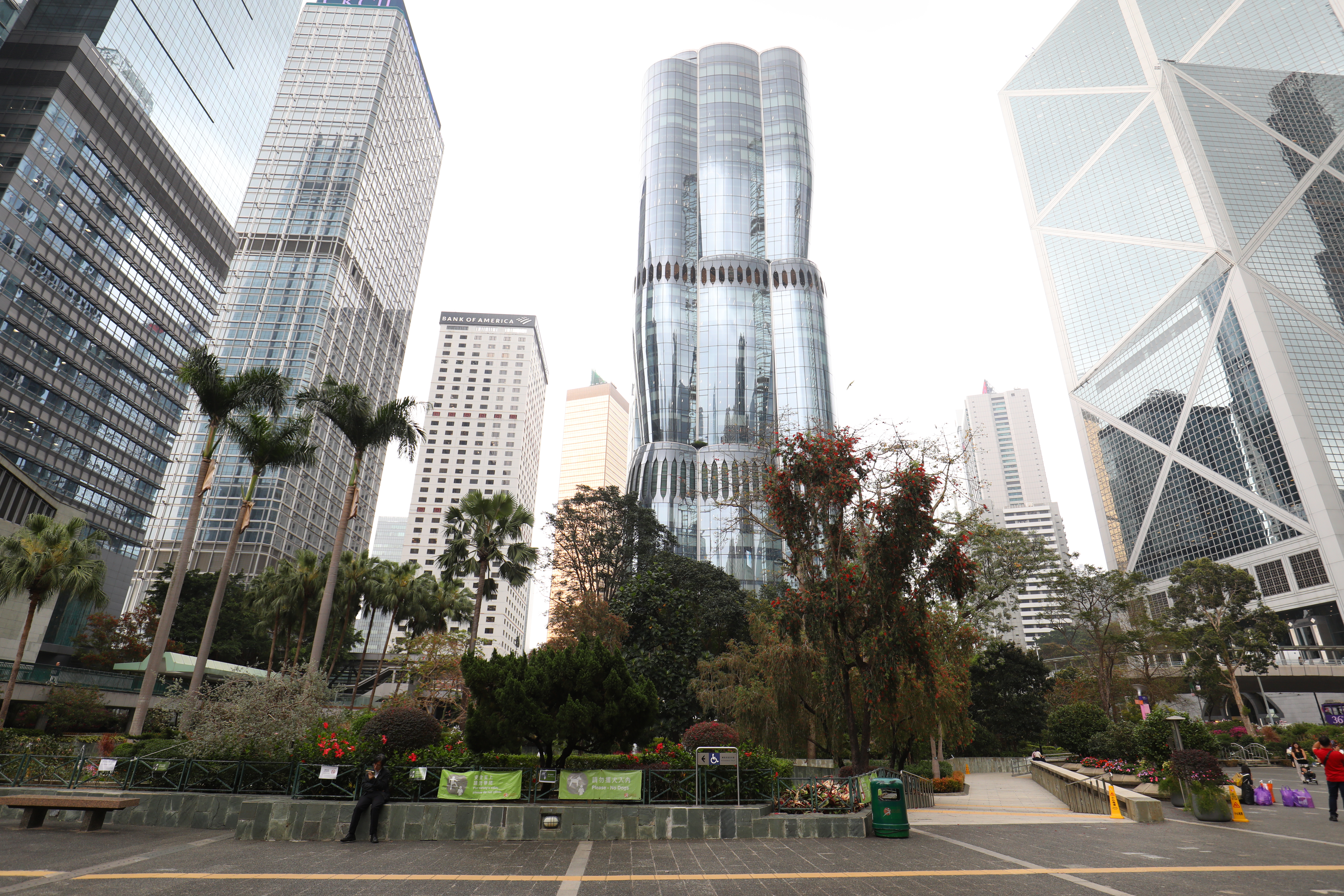 The Henderson位於香港中環美利道2號，是由恆基兆業地產發展的36層超甲級商廈，2024年落成，立刻成為中環核心地標，由扎哈·哈蒂建築事務所設計的外型也被暱稱為堆疊的可樂瓶。