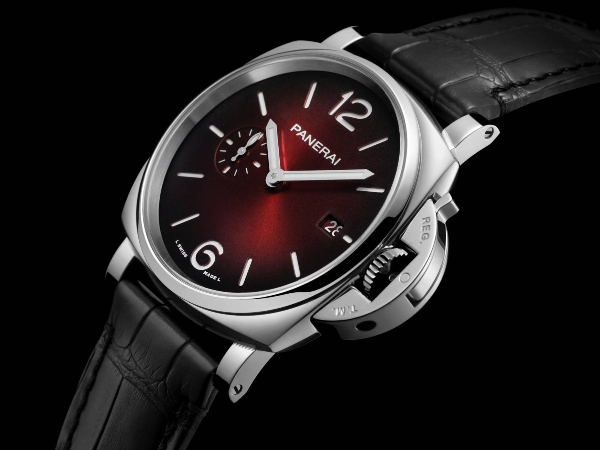 PANERAI最新發表的Luminor Due PAM01424，相當能展現新世代沛納海腕錶結合歷史傳統與生活風格的設計。採用最具指標性的42豪米Luminor錶殼，擁有招牌龍頭護鎖，而Due系列的超薄身形又能讓佩戴更舒適。面盤採用最新「勃根地紅」三明治面盤，格外具有年節喜慶氣氛。定價約NT$224,000。
