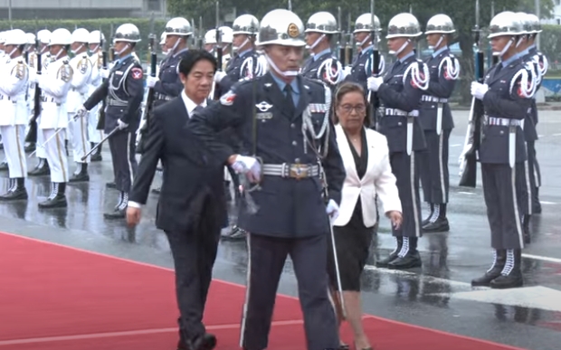 賴清德軍禮歡迎馬紹爾總統海妮遇雨彈來襲。（總統府提供）