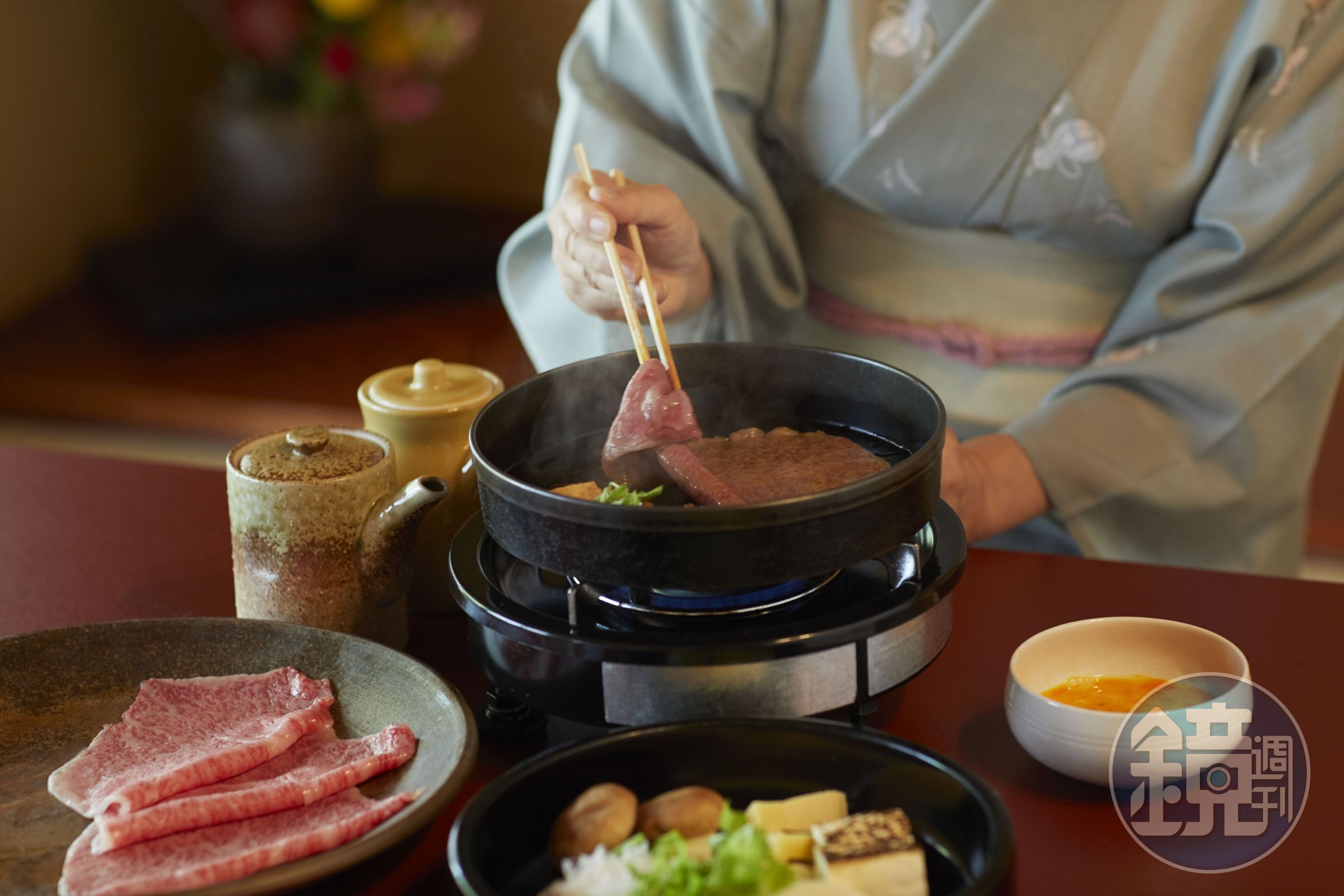 日山的服務生個個都是料理高手,如行雲流水般處理每一道食材,組裝成一碗極簡卻極美味的壽喜燒料理。(日山提供)