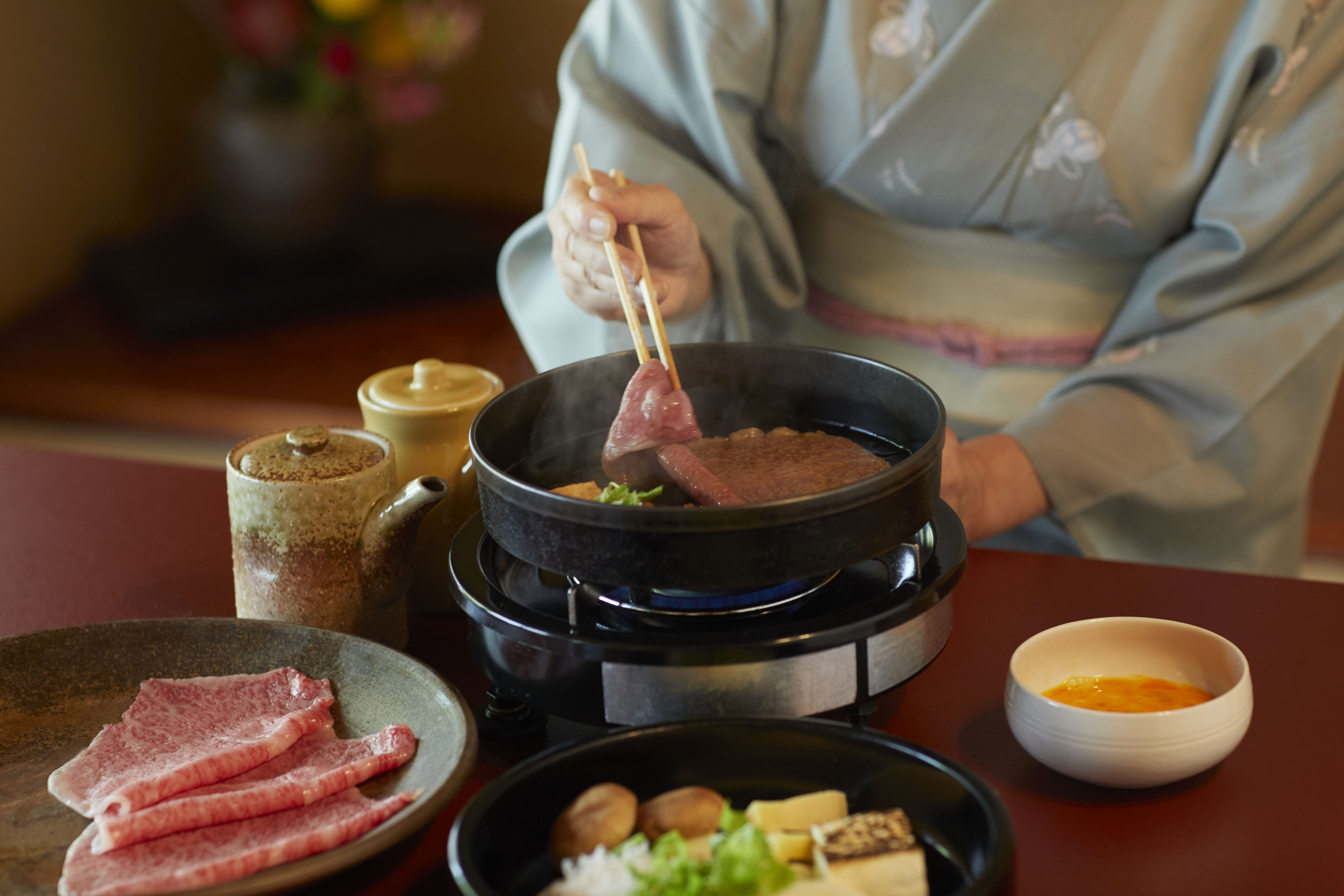 日山的服務生個個都是料理高手,如行雲流水般處理每一道食材,組裝成一碗極簡卻極美味的壽喜燒料理。(日山提供)