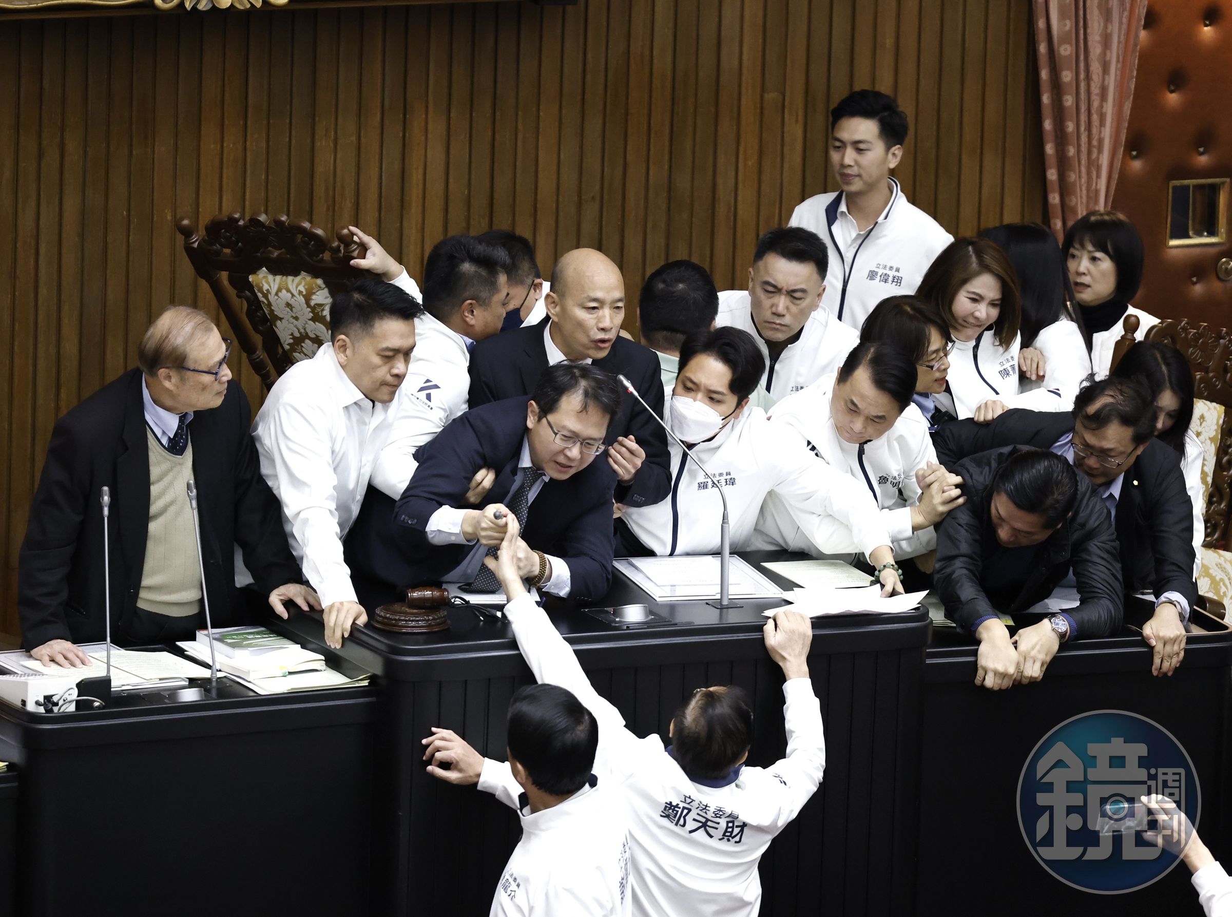 藍綠立委爆發多次衝突與推擠,在議事停滯逾1小時後,主席韓國瑜宣布散會。