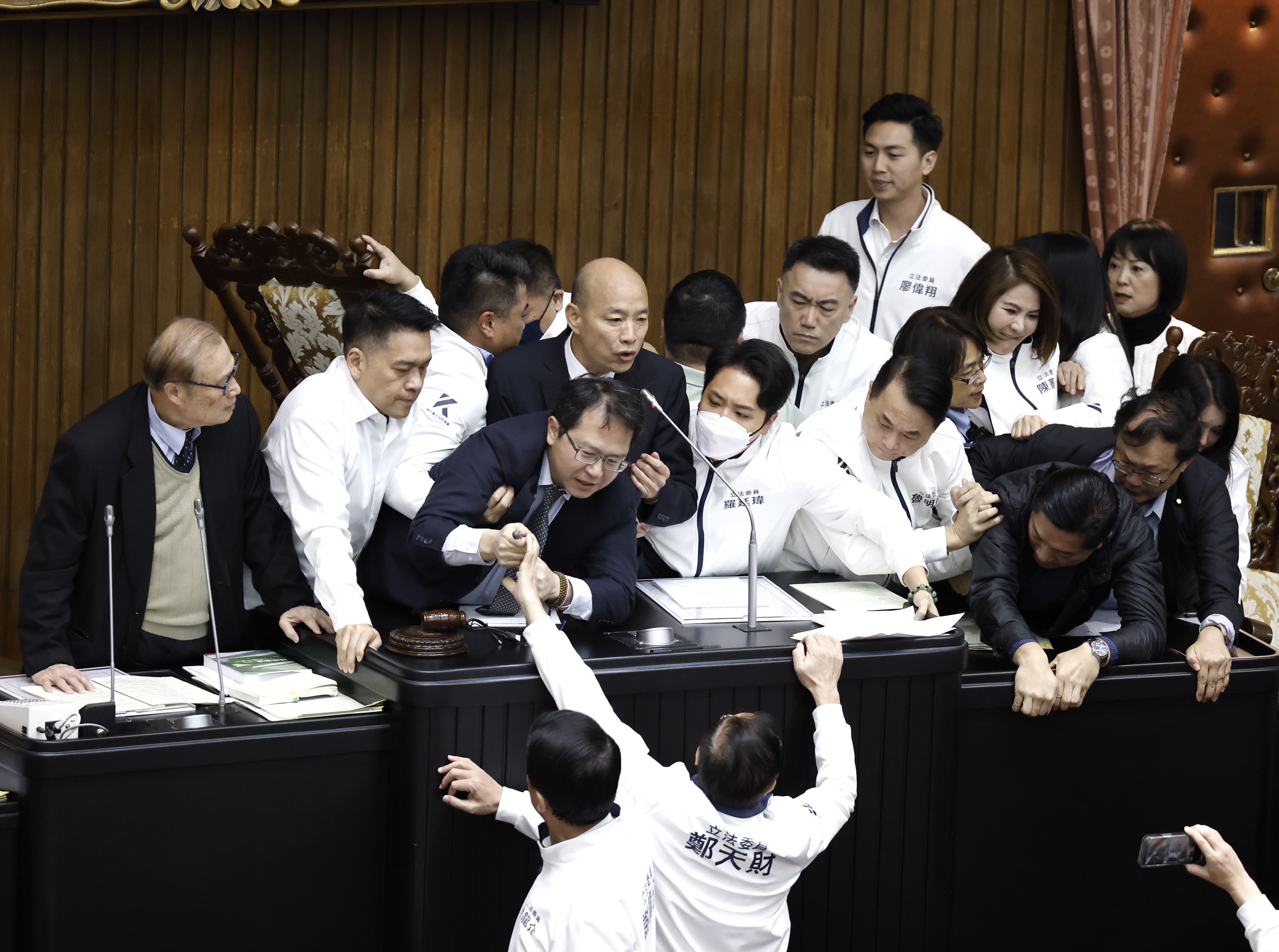 藍綠立委爆發多次衝突與推擠，在議事停滯逾1小時後，主席韓國瑜宣布散會。