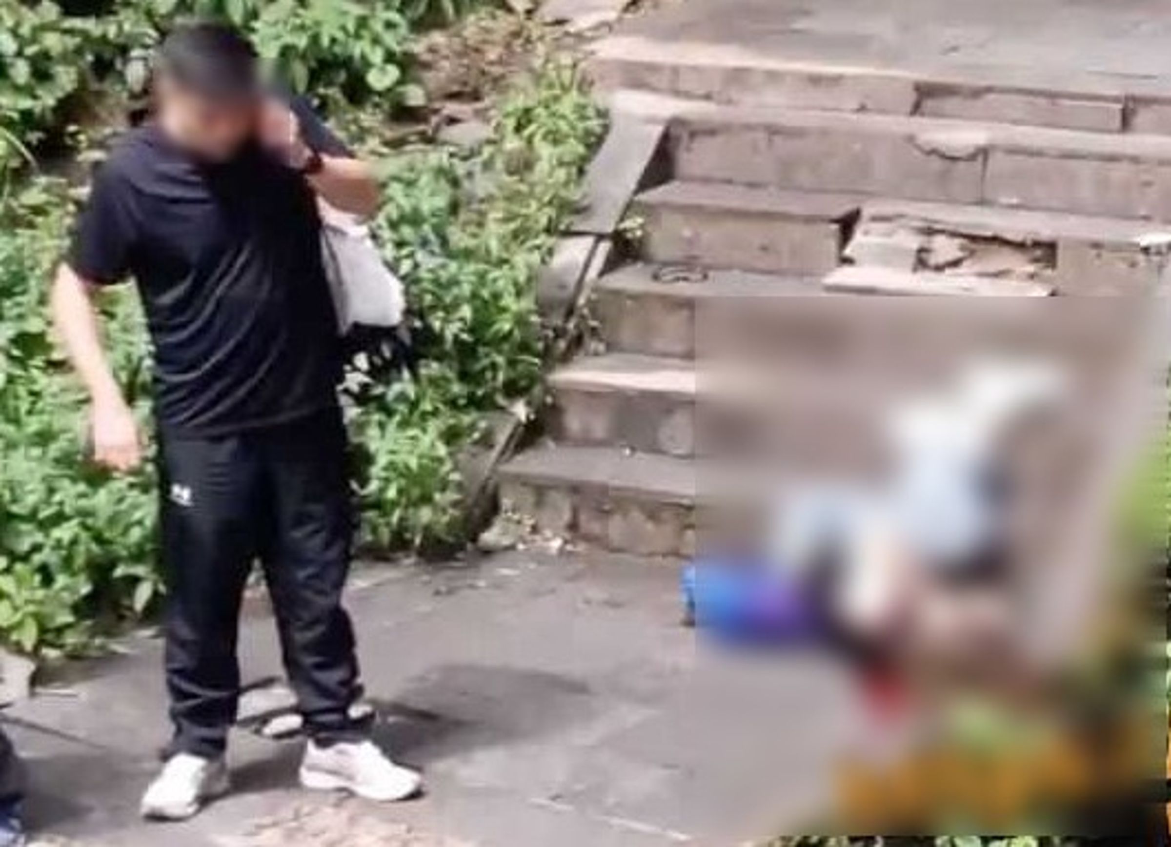 女子剛好被落石砸中,整個人從階梯上摔下且血流滿地。(翻自微博+《黑料網》)