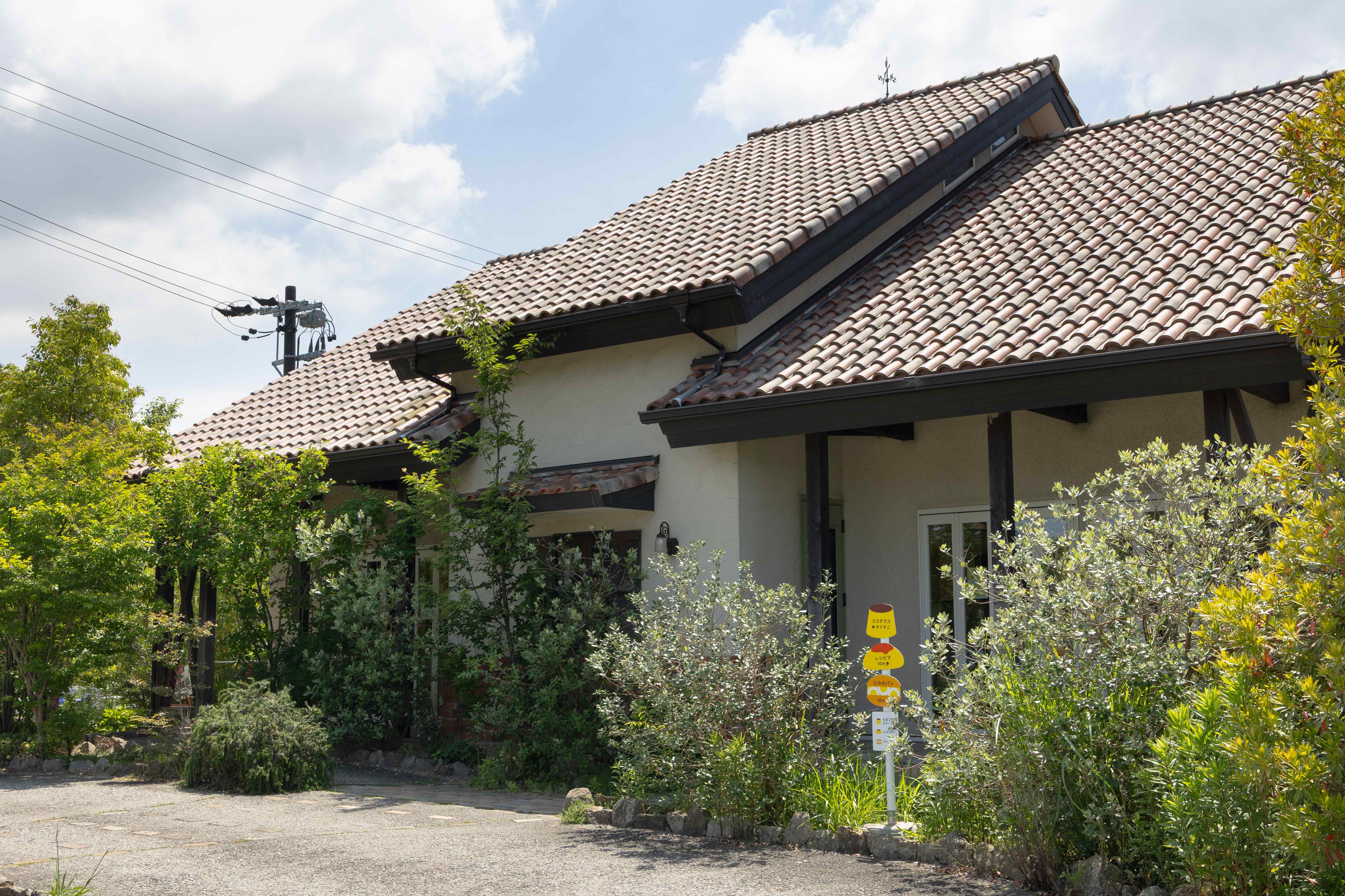 「ココテラスの丘」是以雞蛋為主題的觀光工坊，園區內設有雞蛋專賣店、麵包店與餐廳。