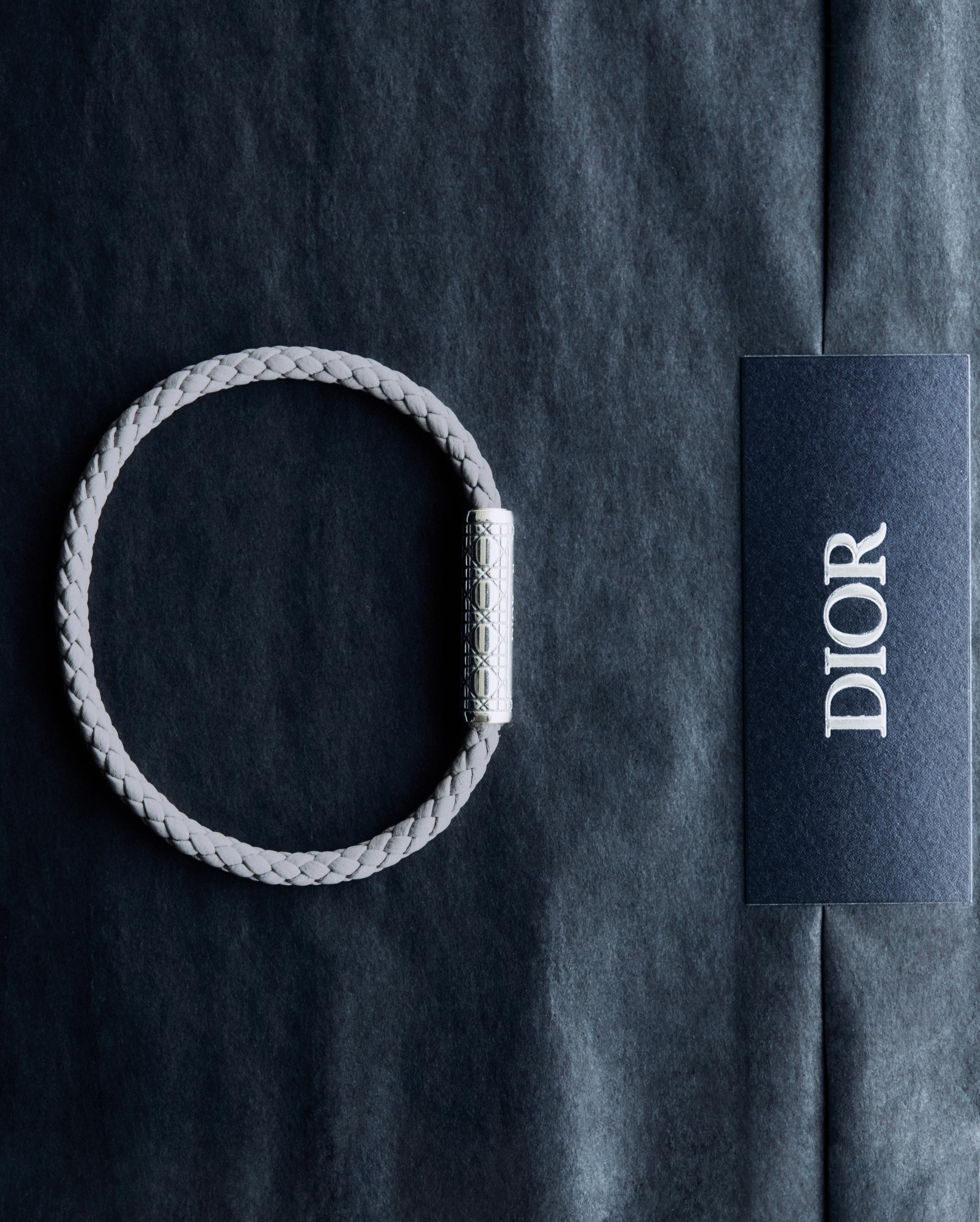 Dior Cannage籐格紋編織皮革手環。NT$14,500(DIOR提供)