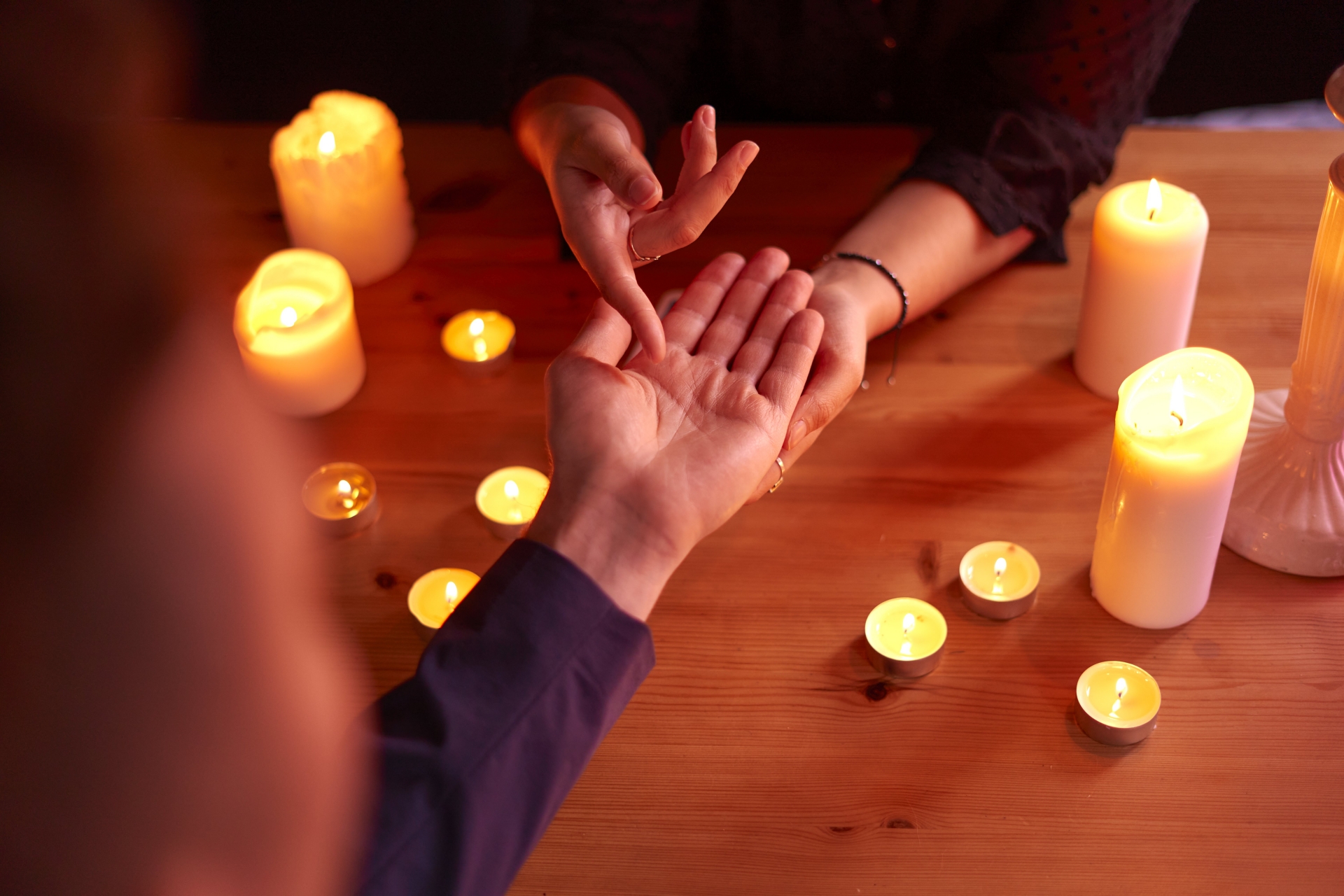 一名網友媽媽透過ChatGPT分析手相，認為AI分析過去和現在十分準確。（示意圖，photoAC）