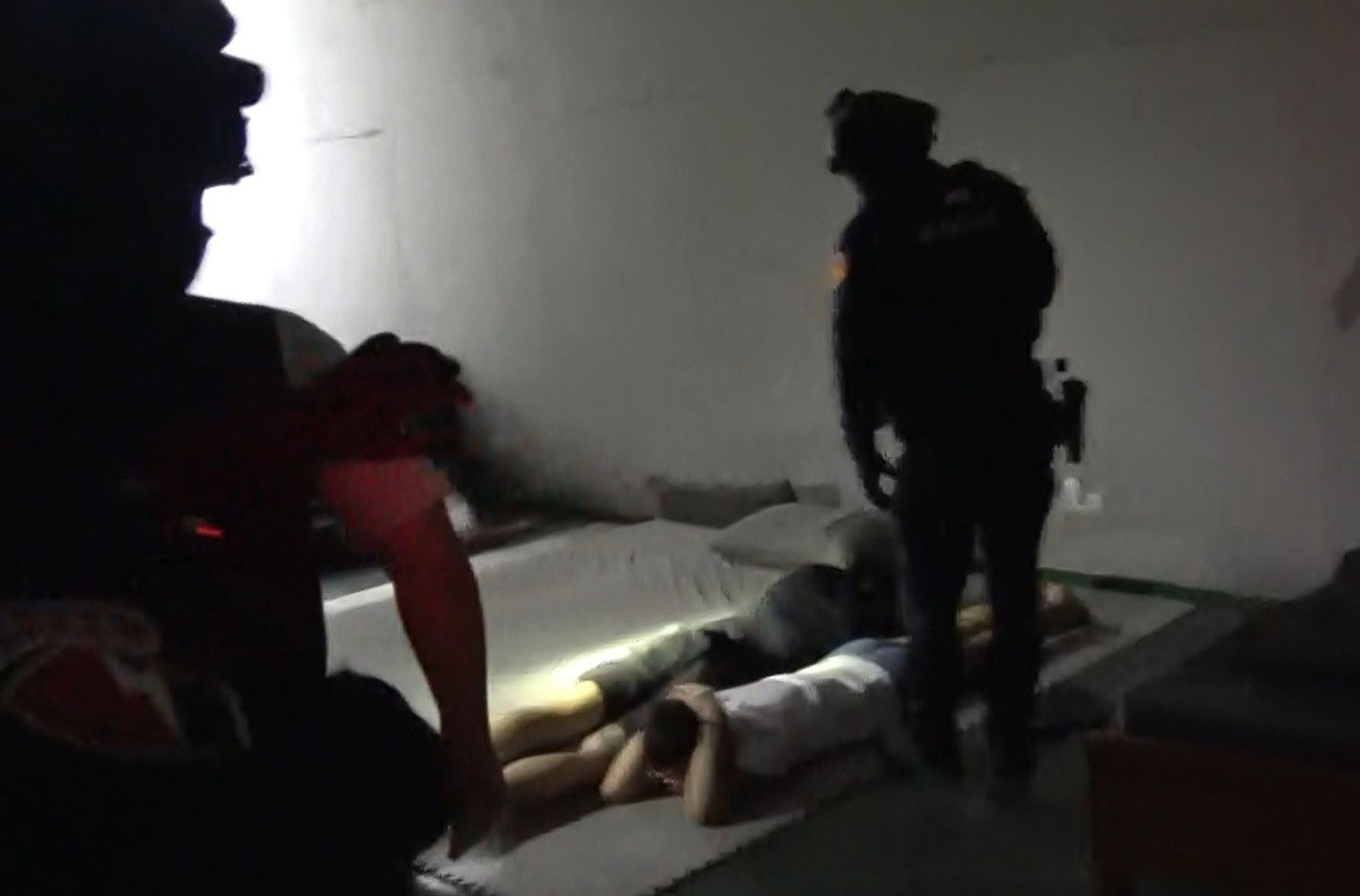 檢警攻堅毒品工廠,逮獲5人。(中打提供)