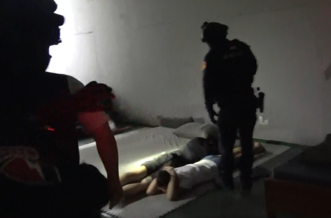 檢警攻堅毒品工廠,逮獲5人。(中打提供)