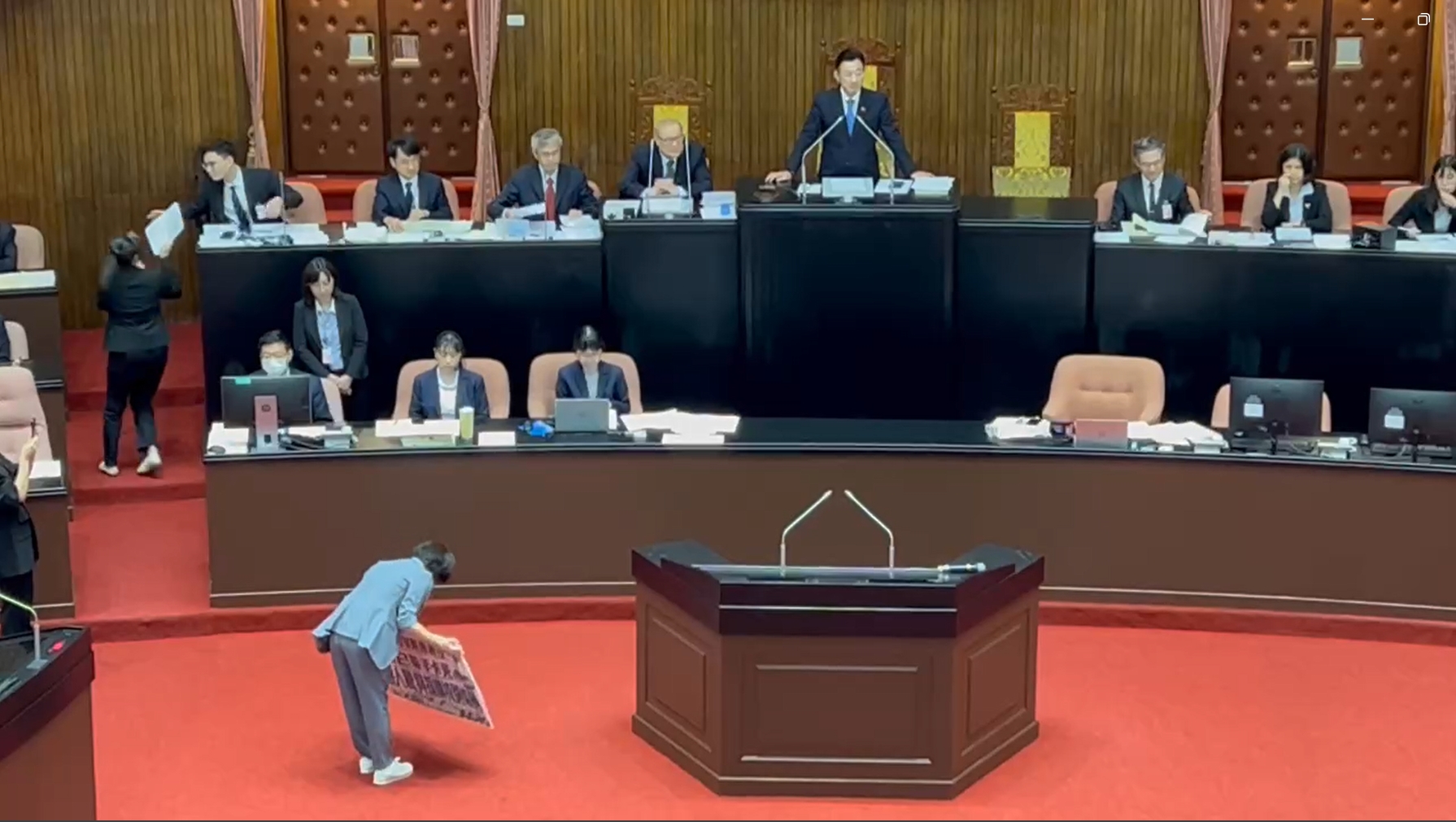 何欣純為無人機產業預算,在立法院議場6度向主席台鞠躬請託,相關畫面引發關注,也讓無人機議題成為台中選戰焦點。