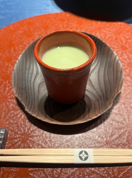 首先登場的毛豆冷湯，看似簡單樸素，卻令人回味不已。