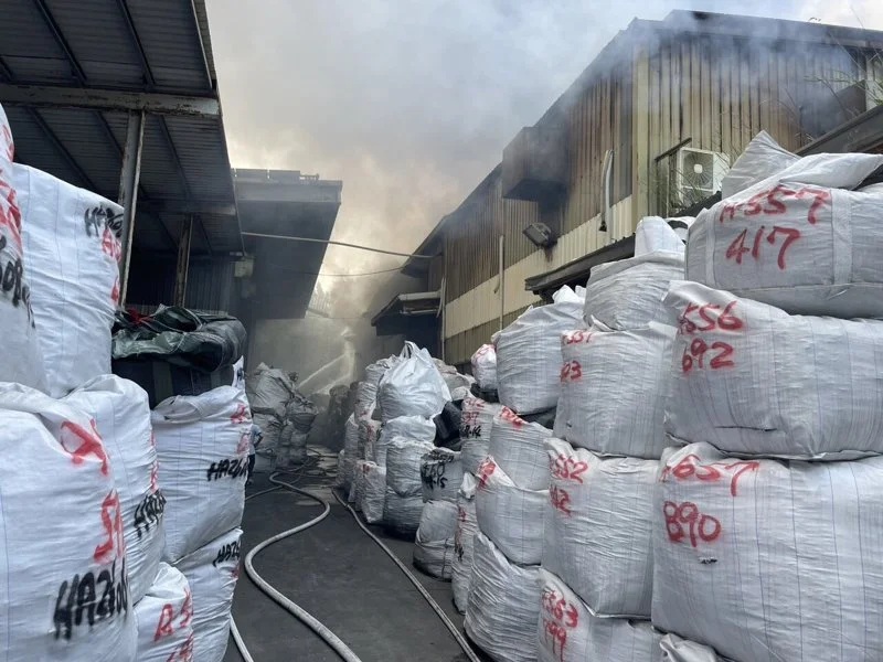 電子廢棄物回收大廠金益鼎，新竹香山廠房今日上午傳出火警，消防局出動消防救災機器人前往灌救。（翻攝畫面）