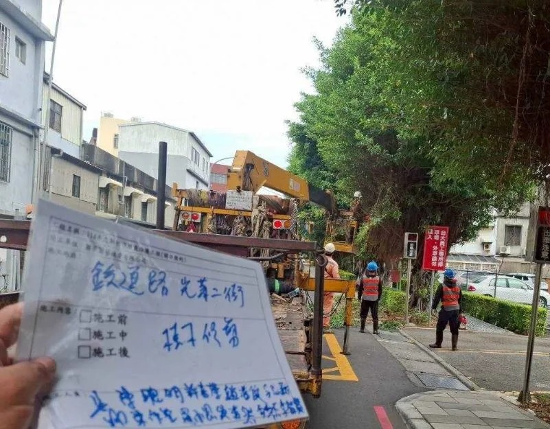 強風吹襲新竹街頭,路樹傾倒、商家招牌搖晃的畫面在社群平台瘋傳。(新竹市消防局提供)