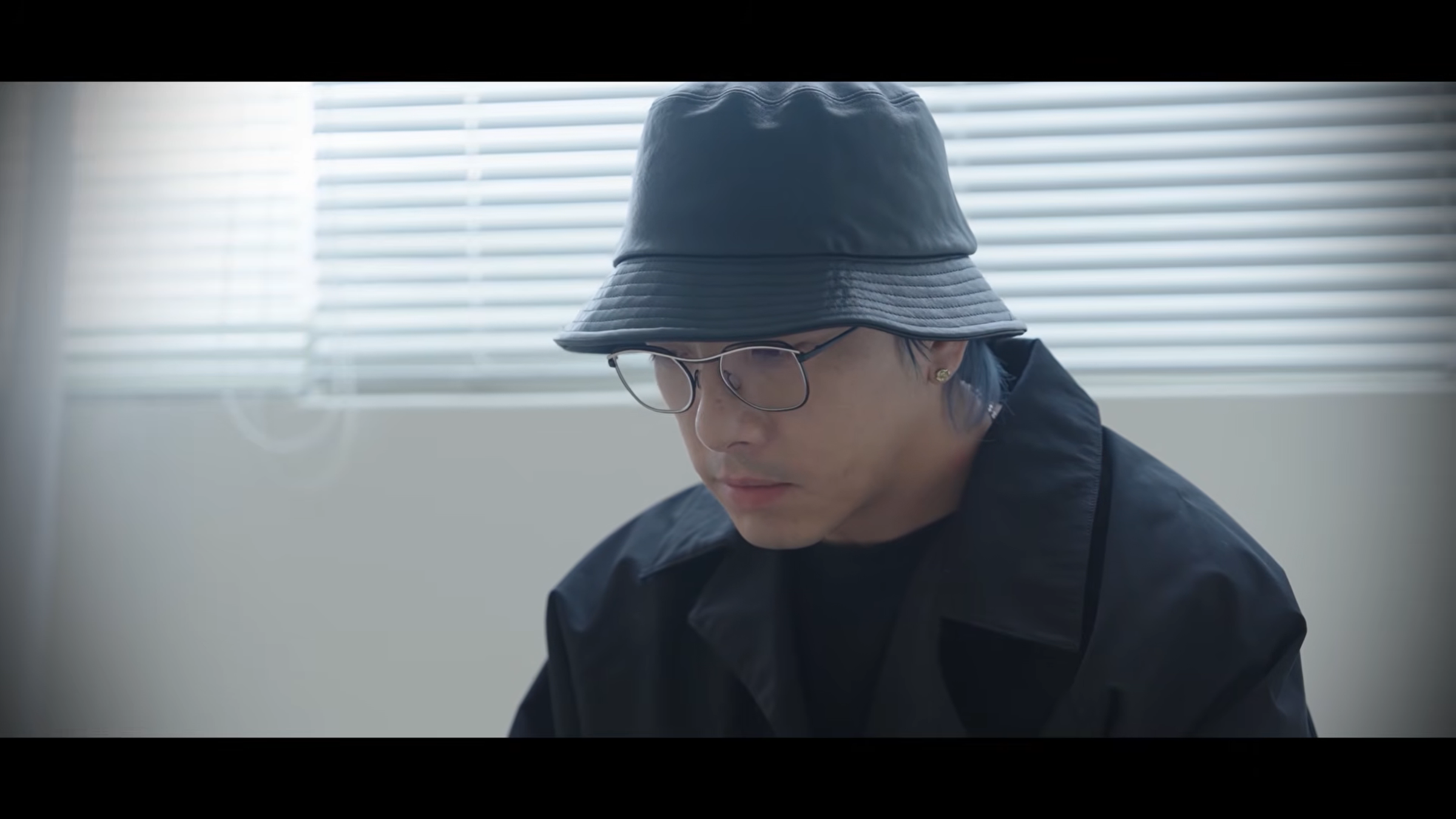 坤達在經過一段時間沉寂後,近日首度在YouTube頻道中露面。(翻攝YT/又離題了)