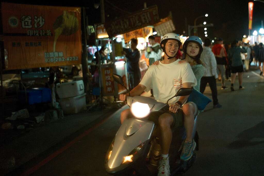 電影中許光漢騎車載清原果耶穿梭於台南中西區巷弄間。(臺南旅遊網提供)