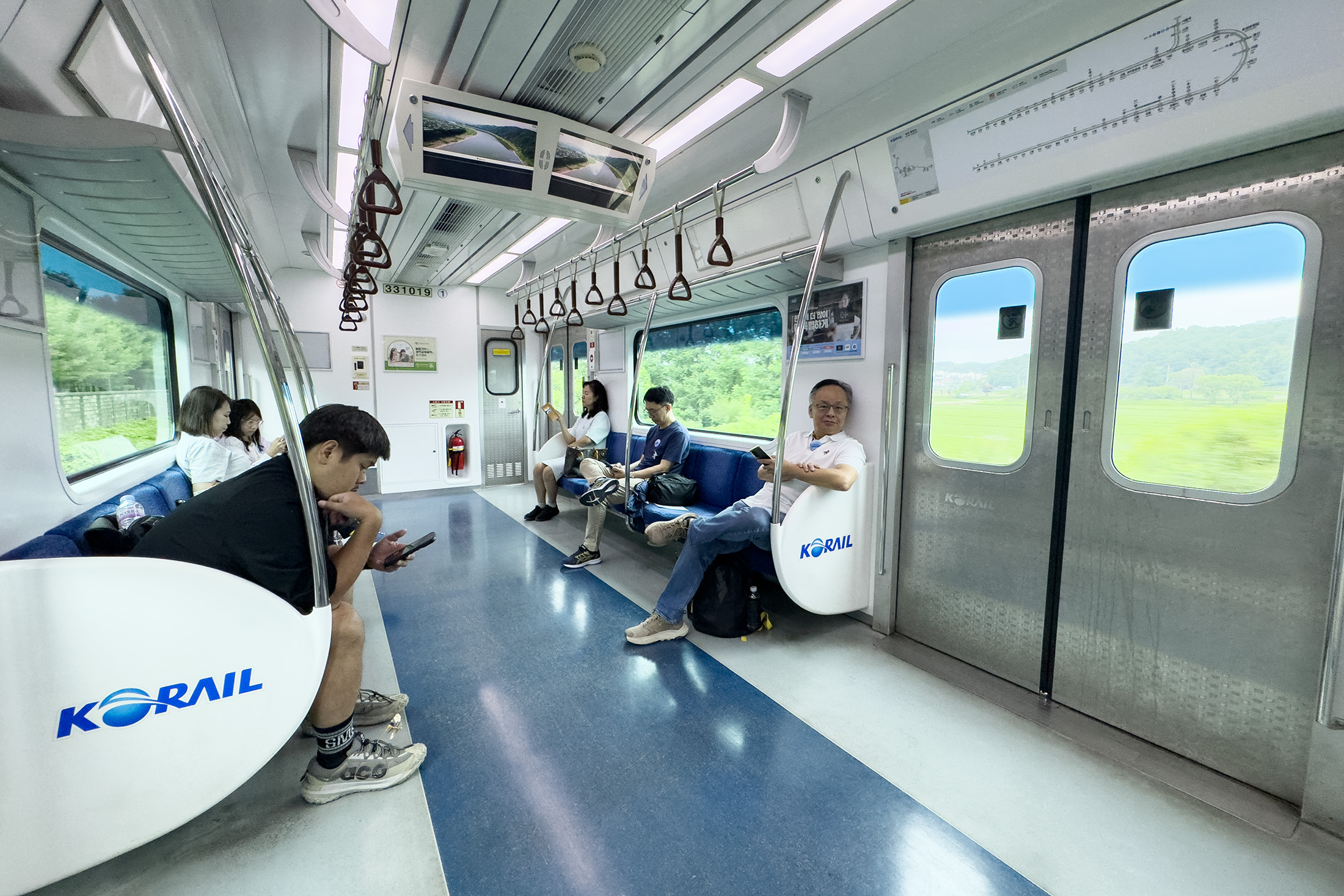 窗外景色從城市高樓漸變為鄉間田野，列車緩緩駛向北方。