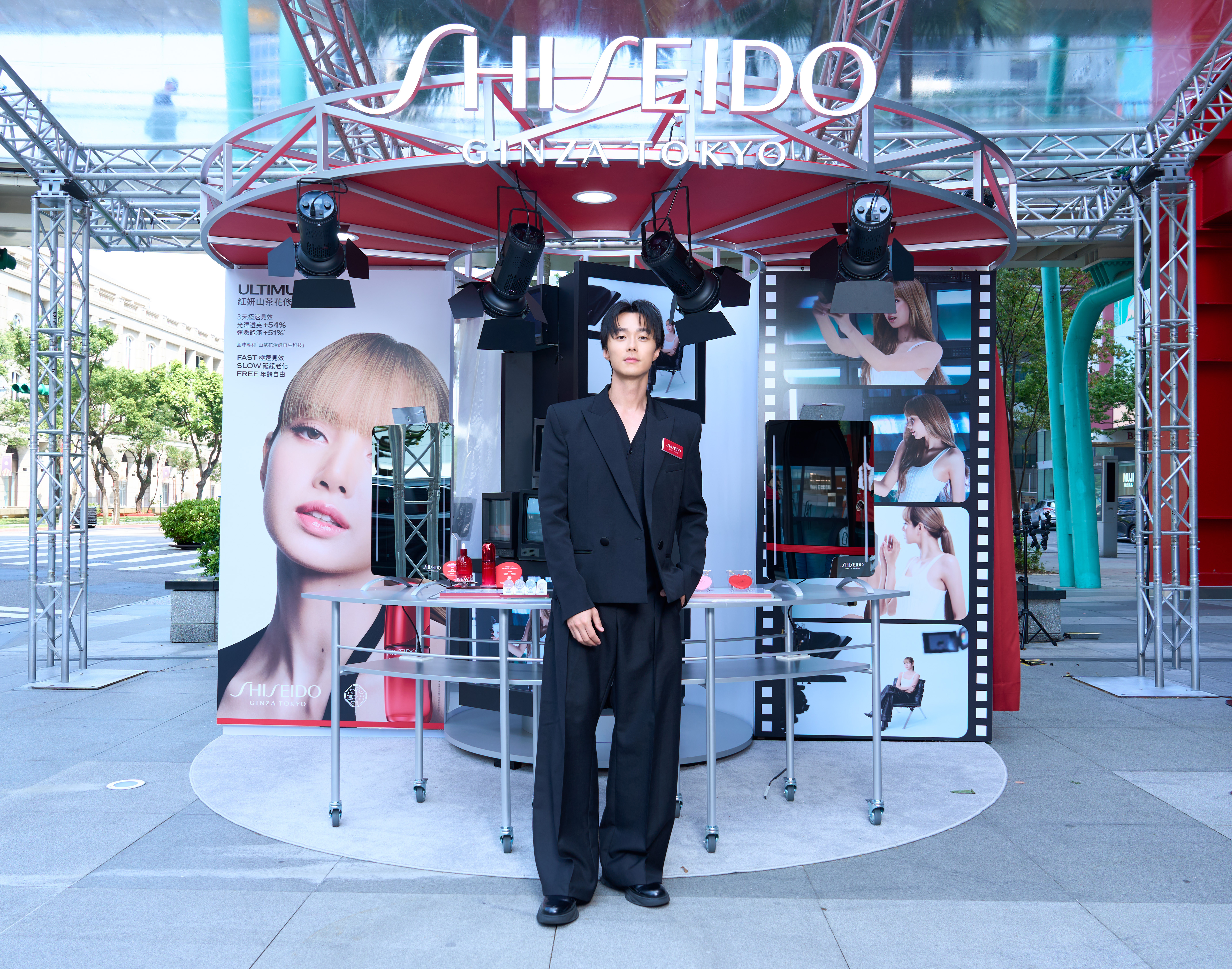 施柏宇擔任SHISEIDO X LISA「THE ULTIMUNE POP-UP」期間限定快閃體驗店一日店長。（資生堂國際櫃提供）