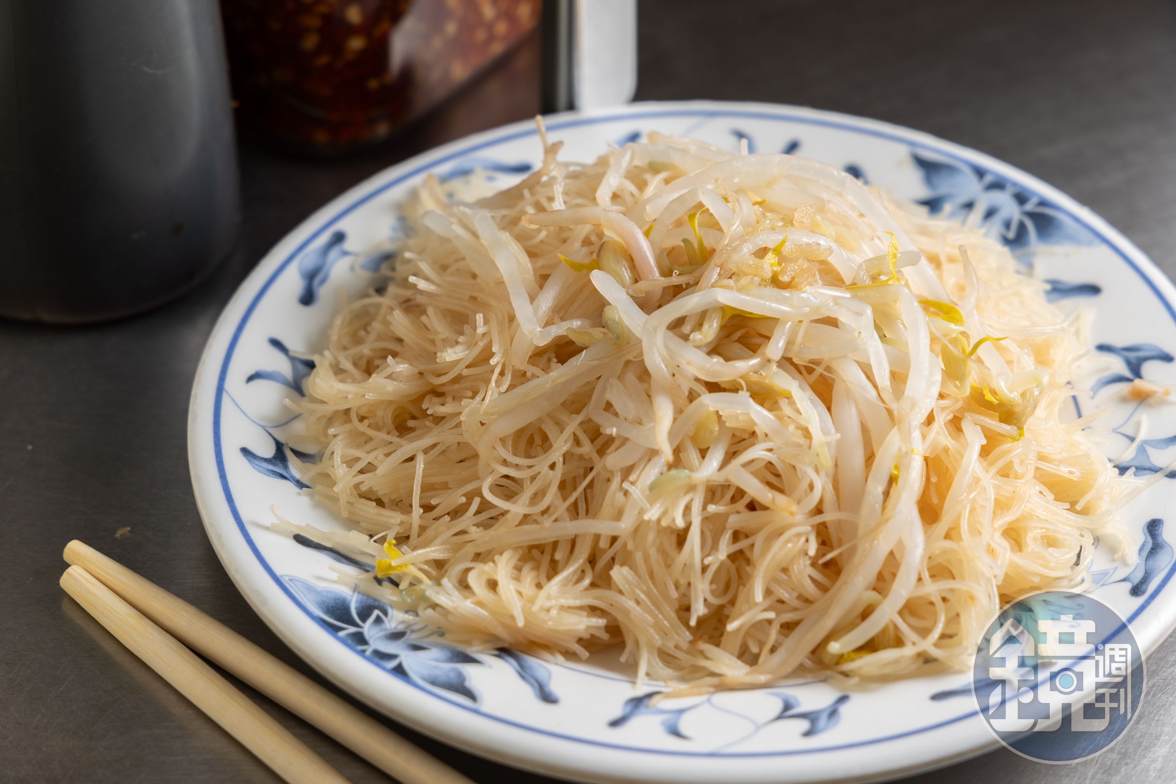 帶有濃郁豬油香氣與蒜酥的古早味米粉炒，也是必點的美味料理。(鄭祺耀攝)