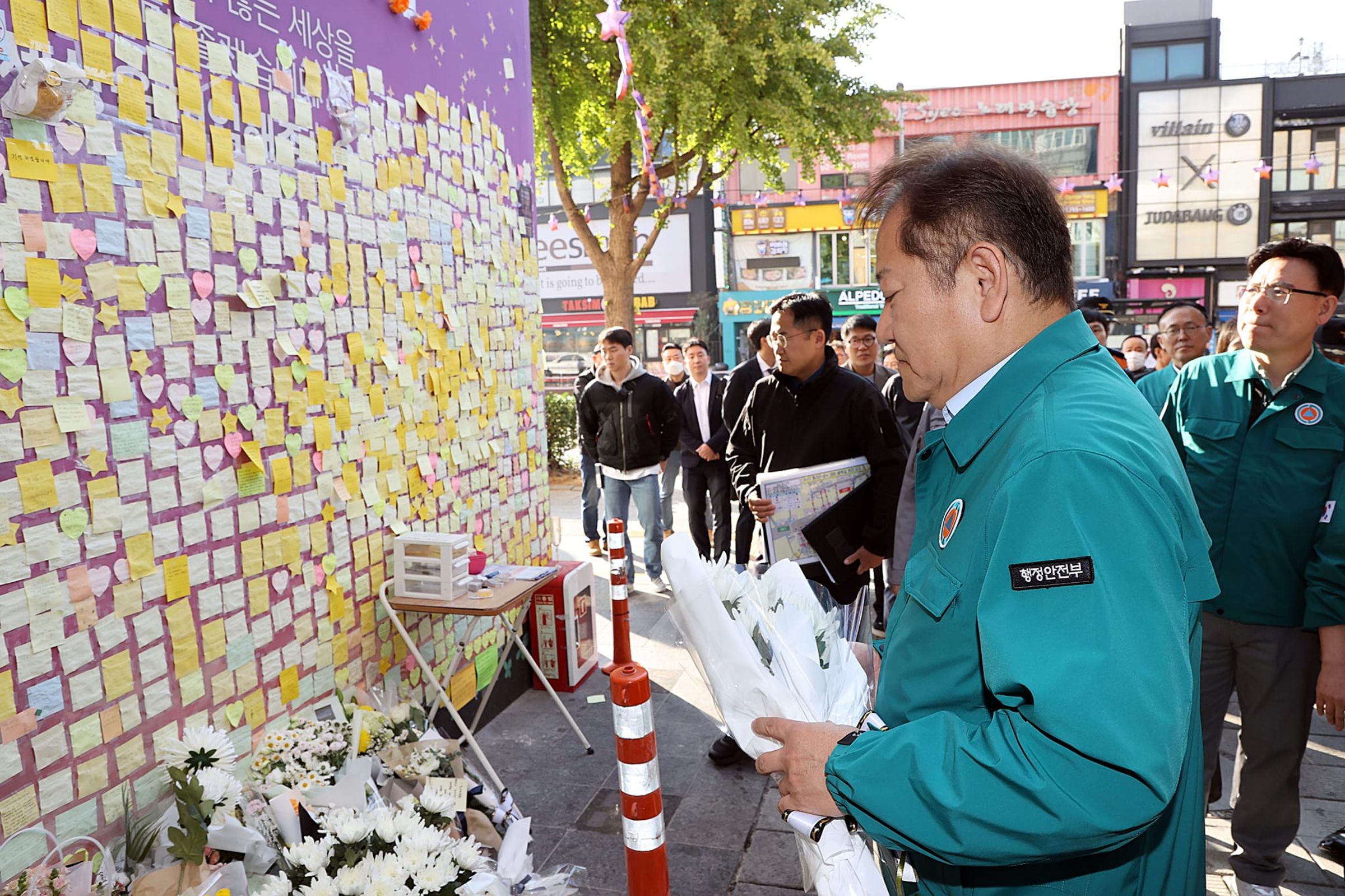 梨泰院慘案滿週年,梨泰院站附近設立起追悼空間,南韓行安部長李祥敏也前往悼念。(翻攝自행정안전부장관 이상민臉書)