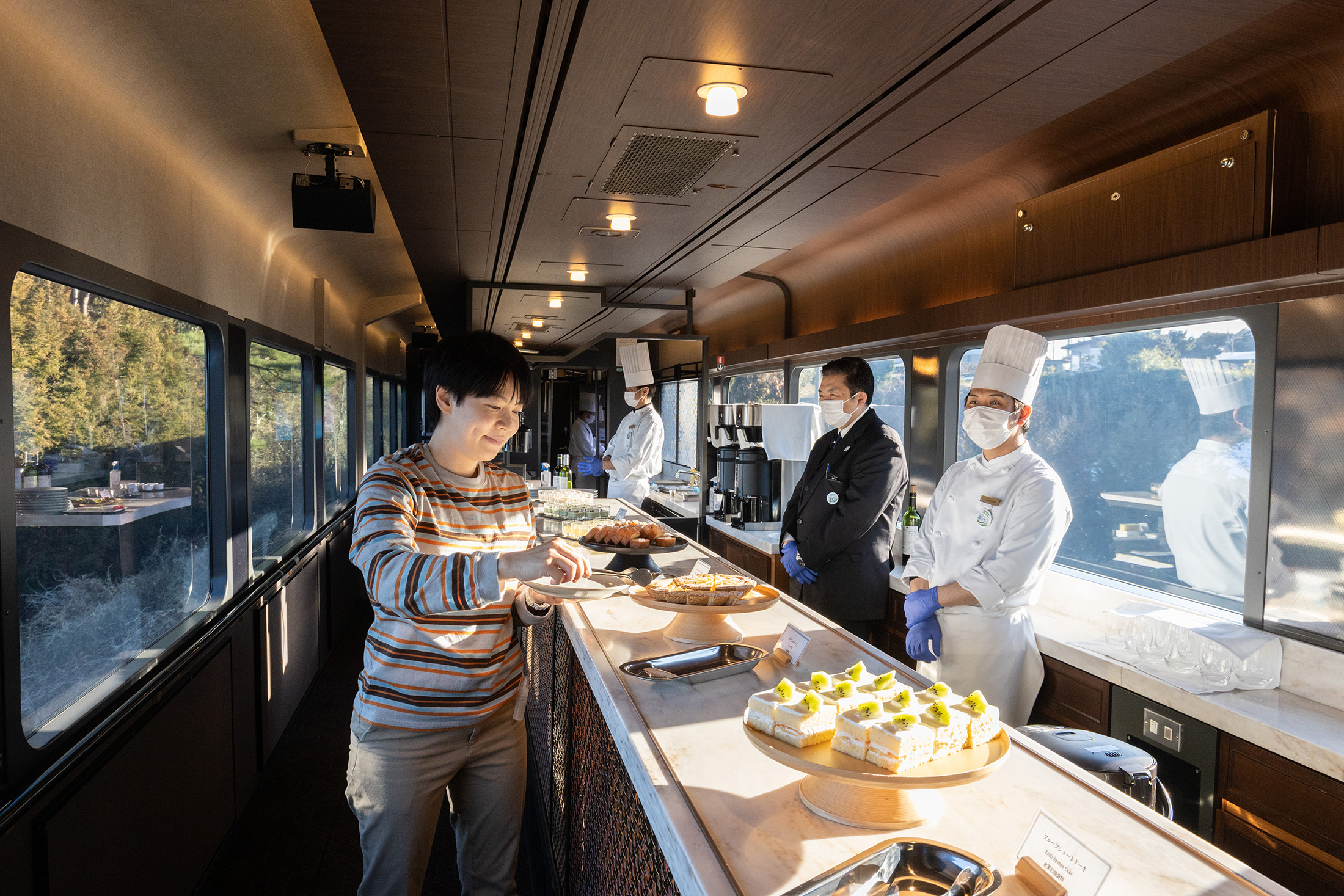 從久慈前往八戶的回程列車，除了先供應桌邊服務的3道式甜點，在第二節車廂也提供自助式下午茶。
