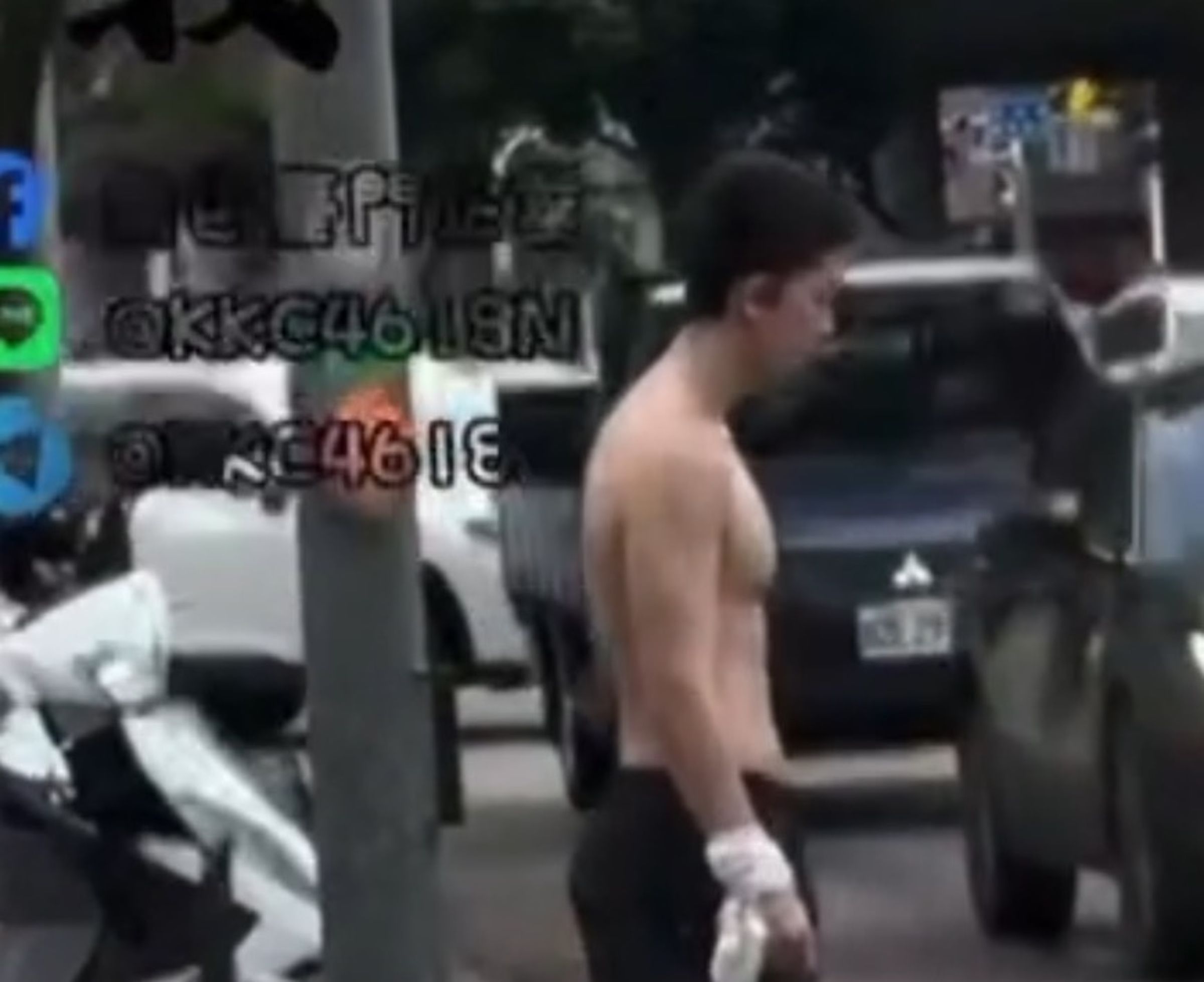 孫安佐被民眾目擊半裸在街頭恍神。 (翻攝自黑色豪門企業)