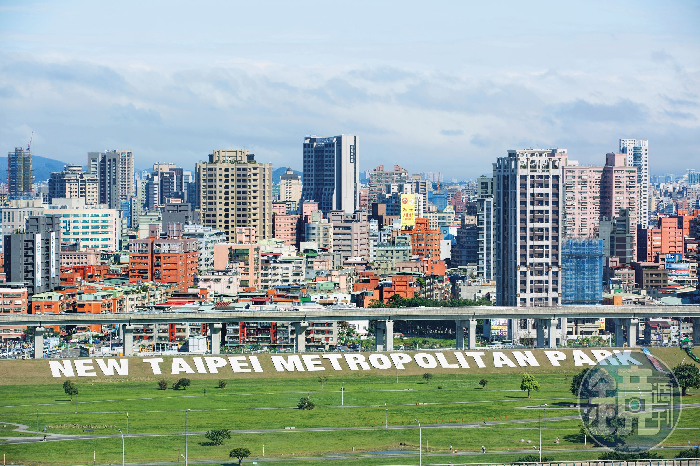 離開台北市到一橋之隔的新北市,月租可省下3,000元,就算每月多花交通費仍划算。