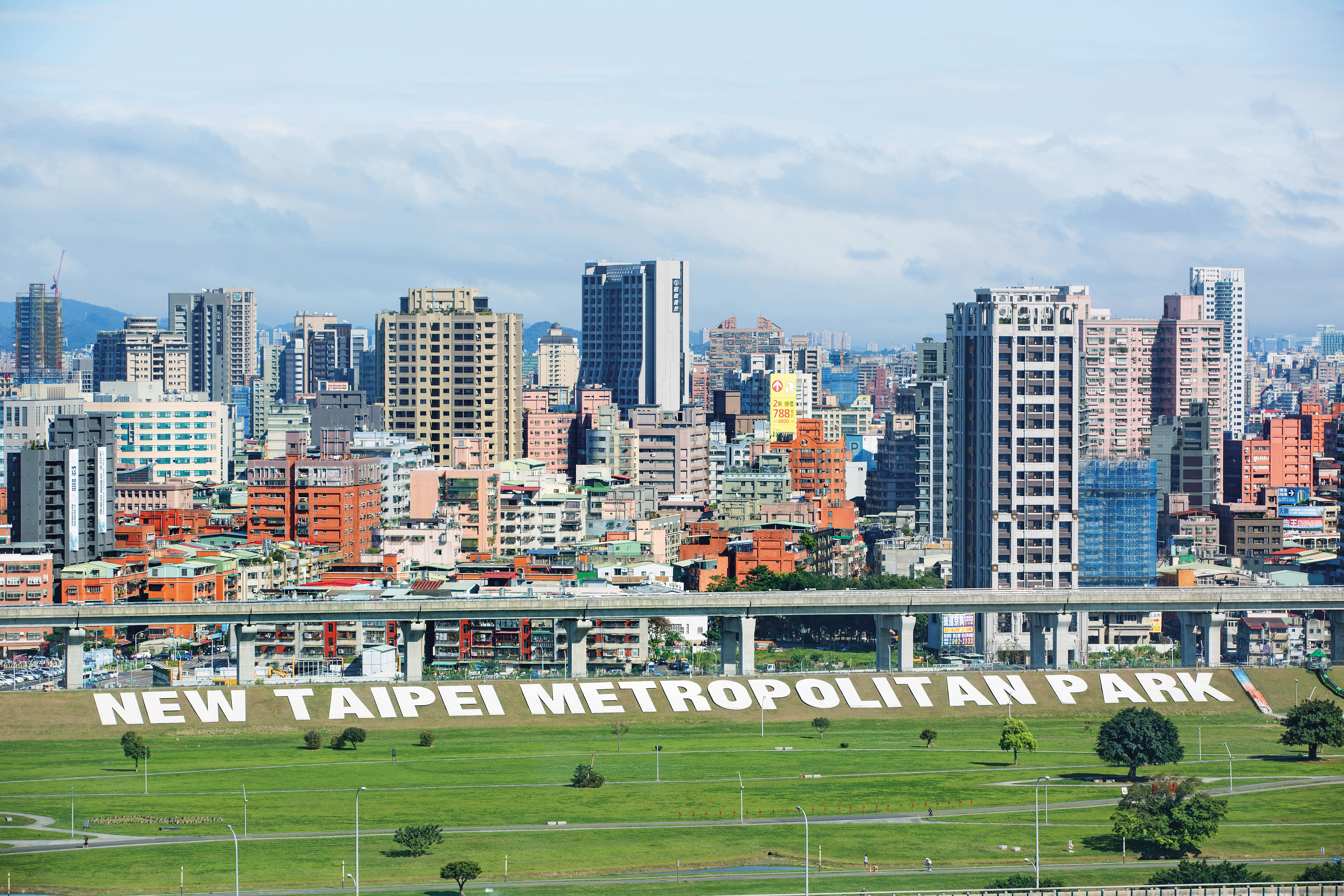 離開台北市到一橋之隔的新北市，月租可省下3,000元，就算每月多花交通費仍划算。