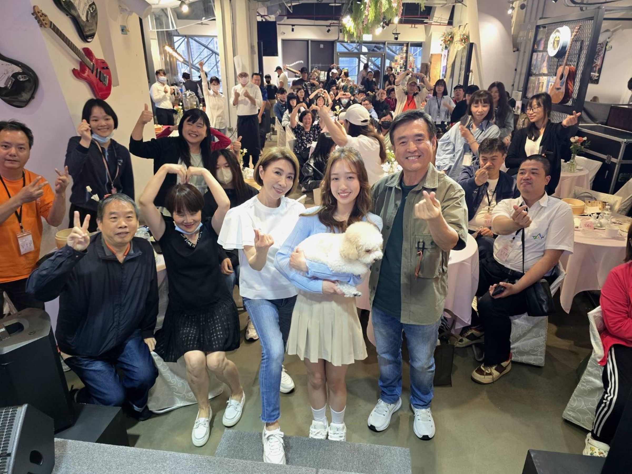 王敏淳舉辦粉絲見面會，一家四口大合照。（TVBS提供）