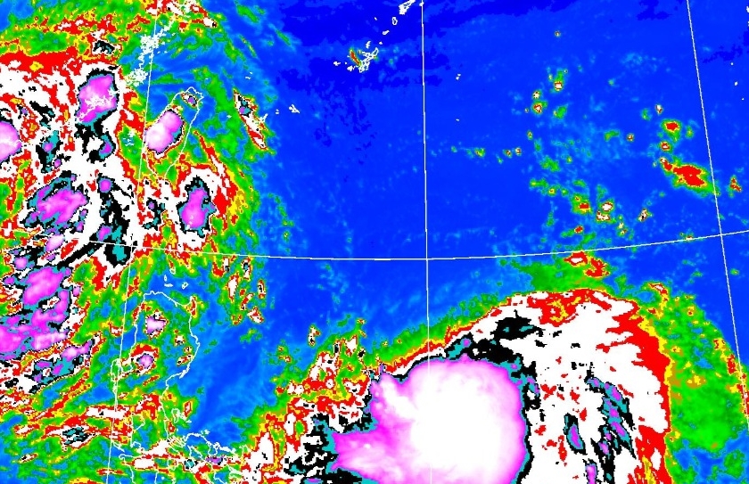 前氣象局長鄭明典今po出衛星雲圖，強調樺加沙颱風近中心對流快速發展。（翻攝自鄭明典臉書）