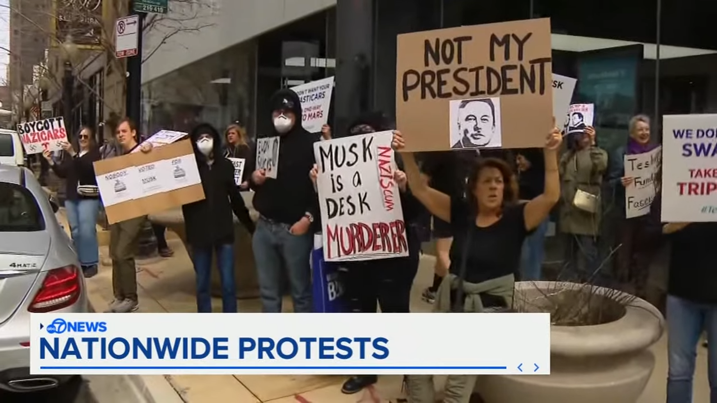 歐美各地爆發抗議馬斯克的行動。（翻攝自 ABC7 News Bay Area YouTube）