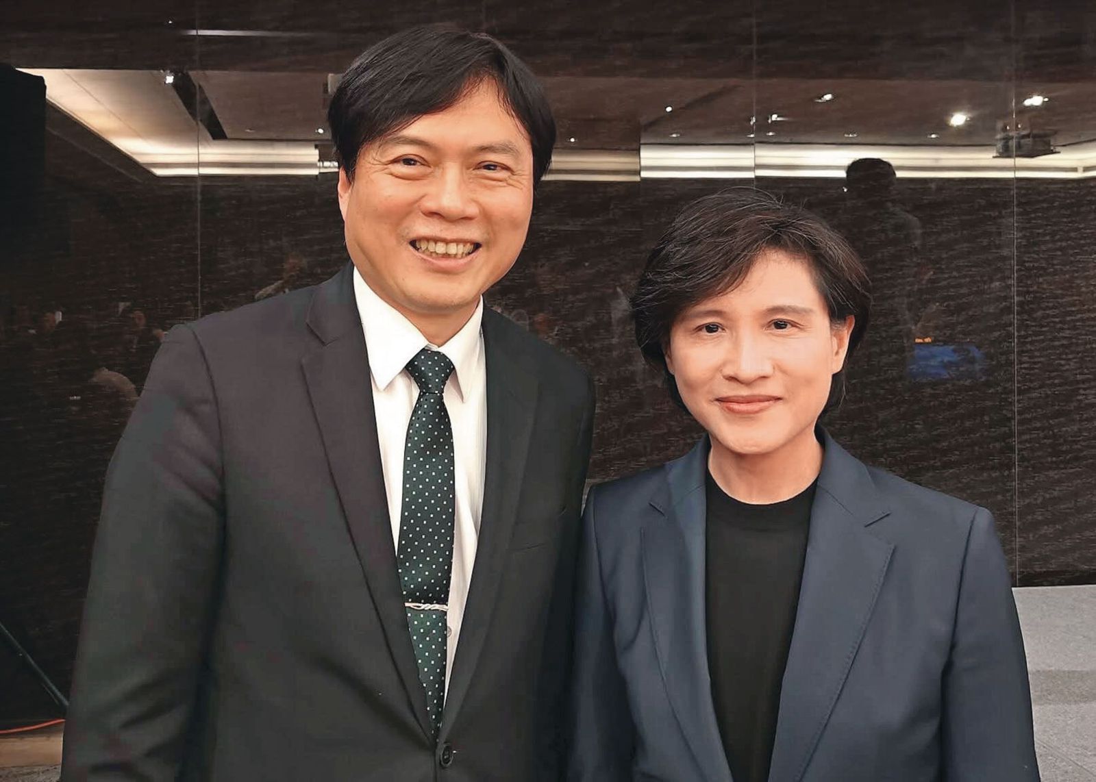 林國漳（左）回應蘇巧慧threads貼文，也曬出與鄭麗君（右）合照。（翻攝林國漳threads）