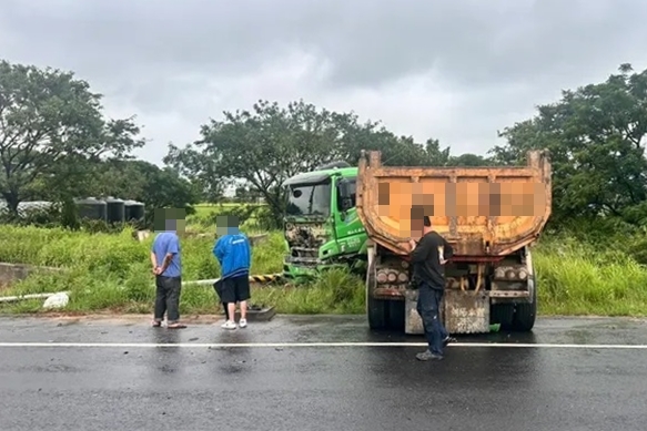 桃園市新屋區中山西路二段今中午發生重大死亡車禍。（楊梅警分局提供）