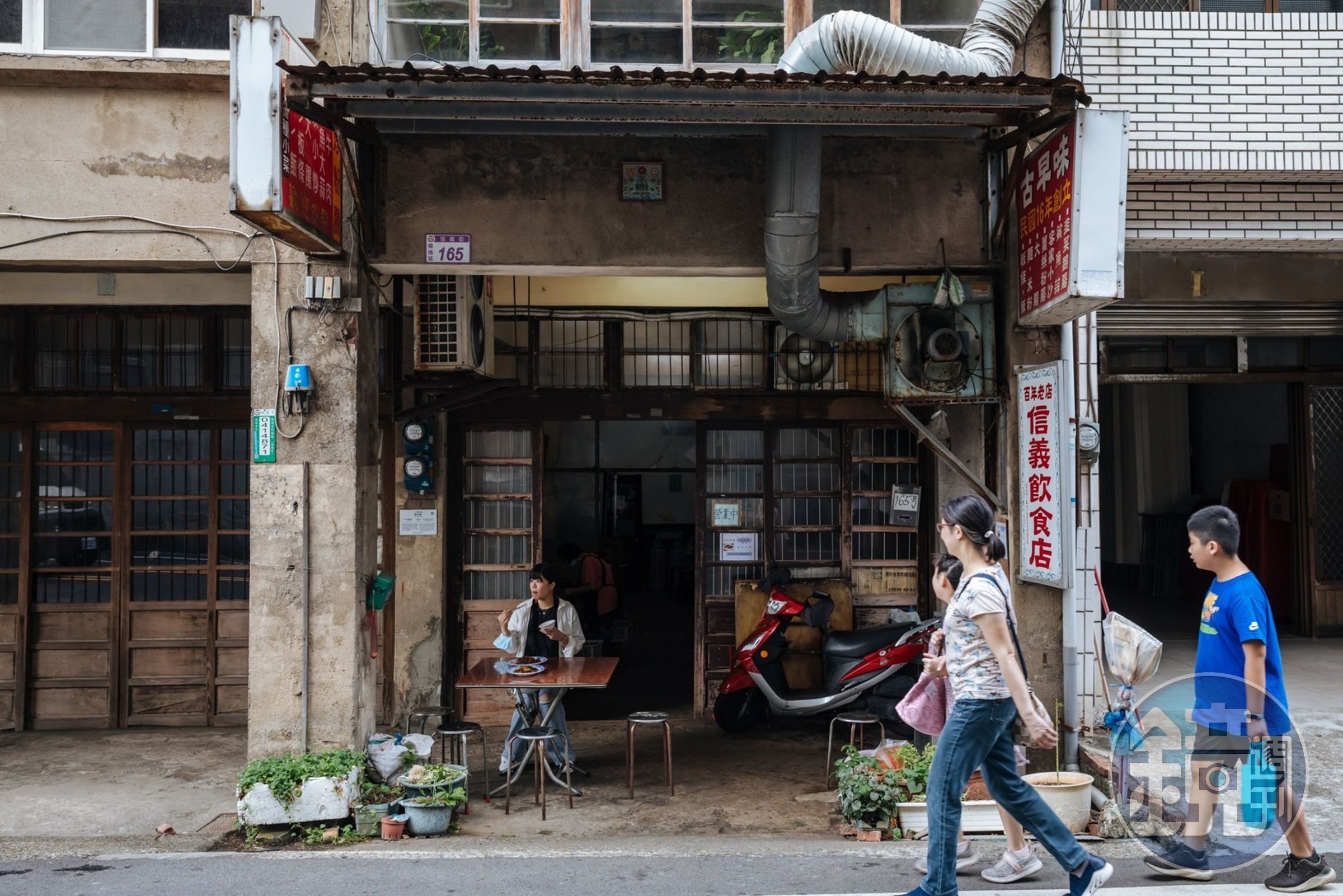 信義飲食店不僅料理是傳統客家菜，就連店面、裝潢都是從以前保留至今的正港古早味。
