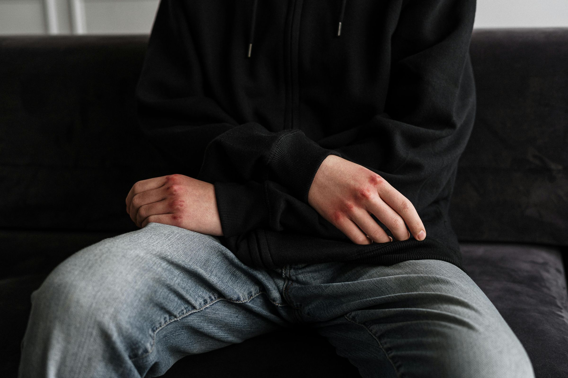 6旬無業男子涉嫌在家中多次毆打93歲父親致死;示意圖。(pexels/攝影師:cottonbro studio)