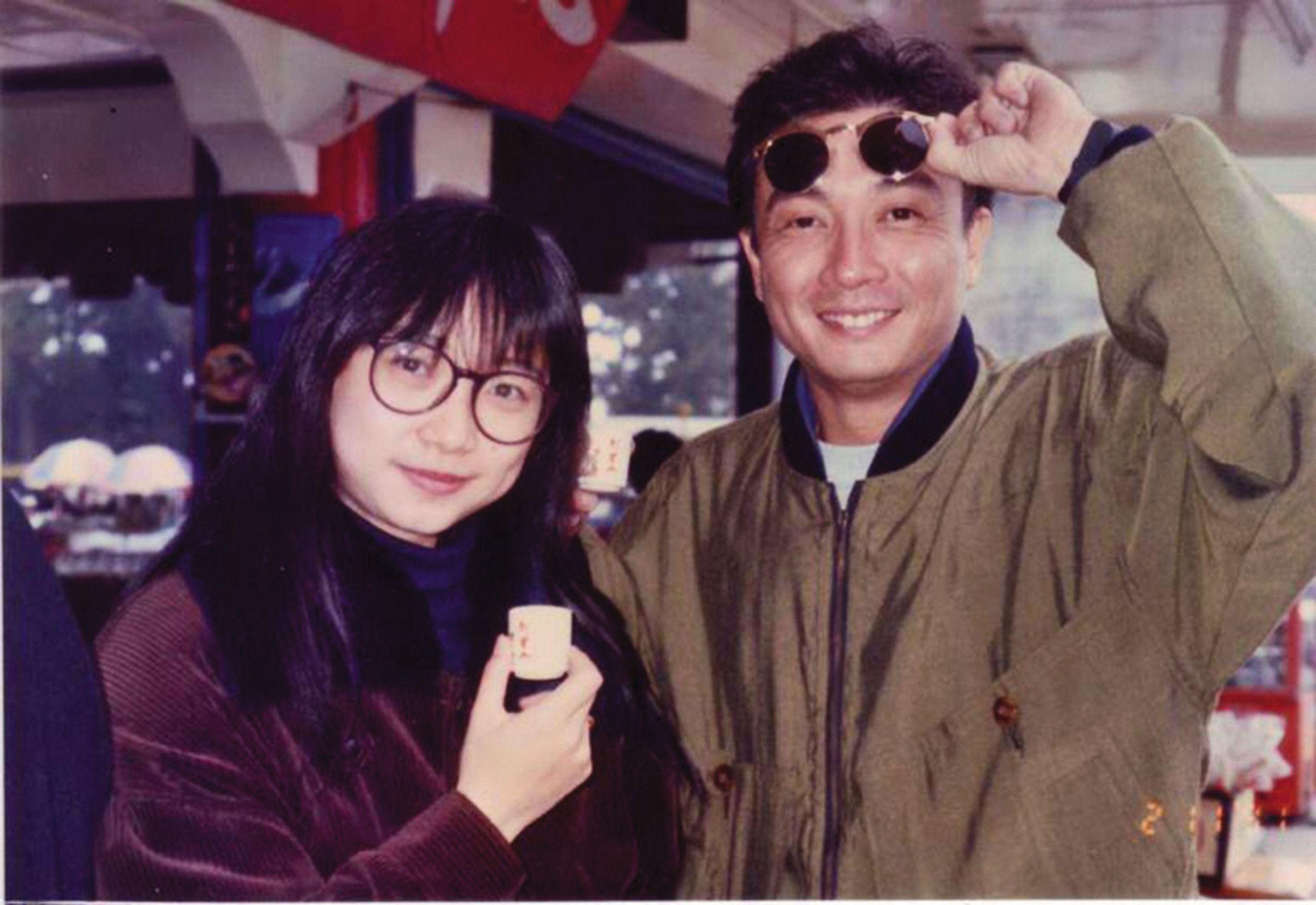 朱淑儀(左)是港星劉松仁(右)主演電視劇《江湖再見》的場記。(朱淑儀提供)