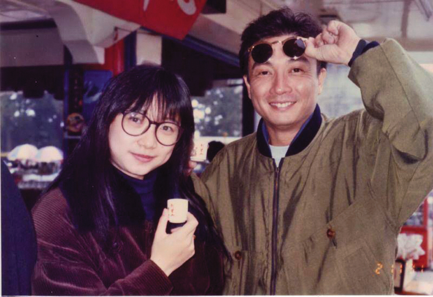 朱淑儀（左）是港星劉松仁（右）主演電視劇《江湖再見》的場記。（朱淑儀提供）