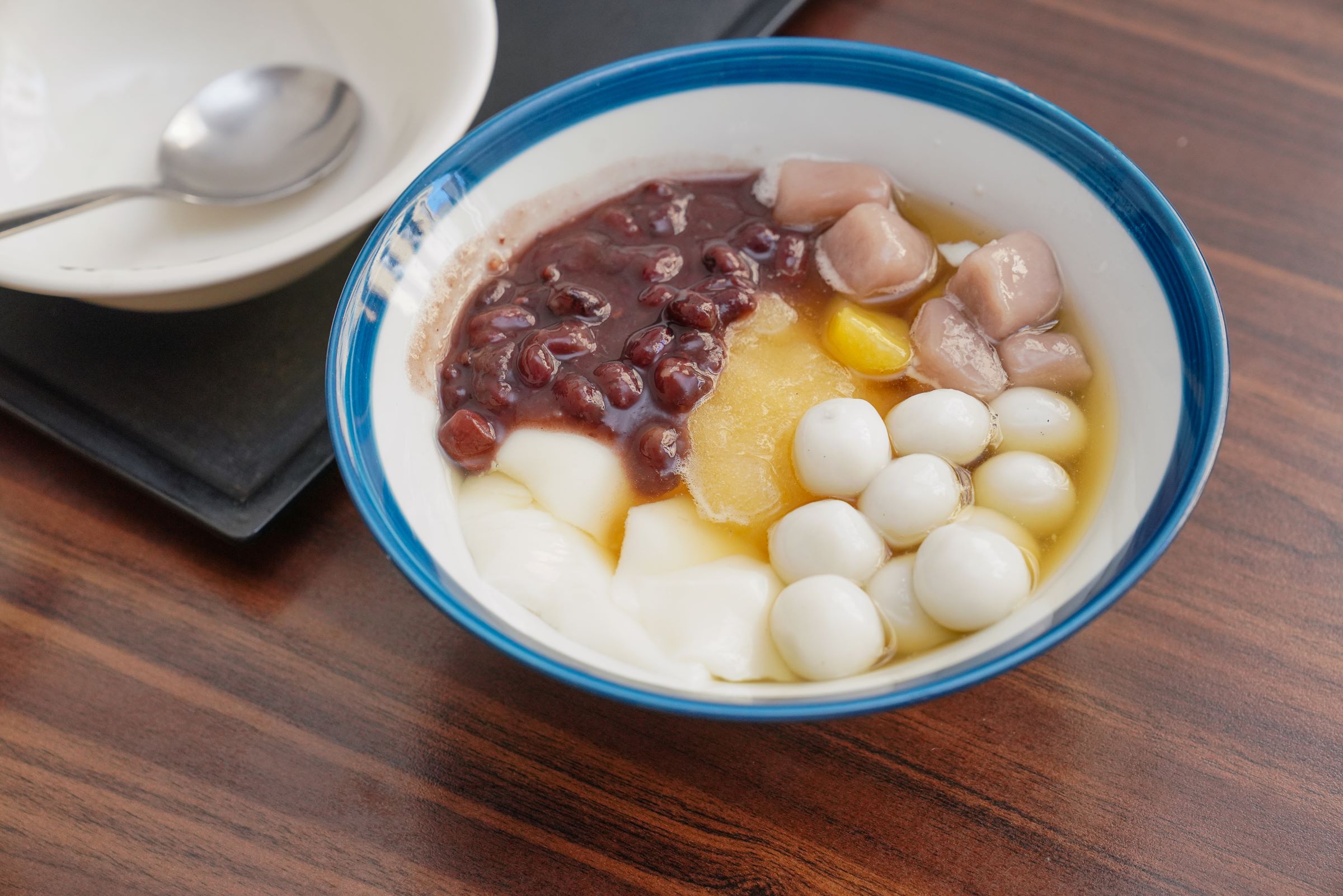 豆花莊人氣傳統豆花從55元起跳，也可以直接點75/80元的豆花號餐。想加價追加一些自己喜歡的配料也行。