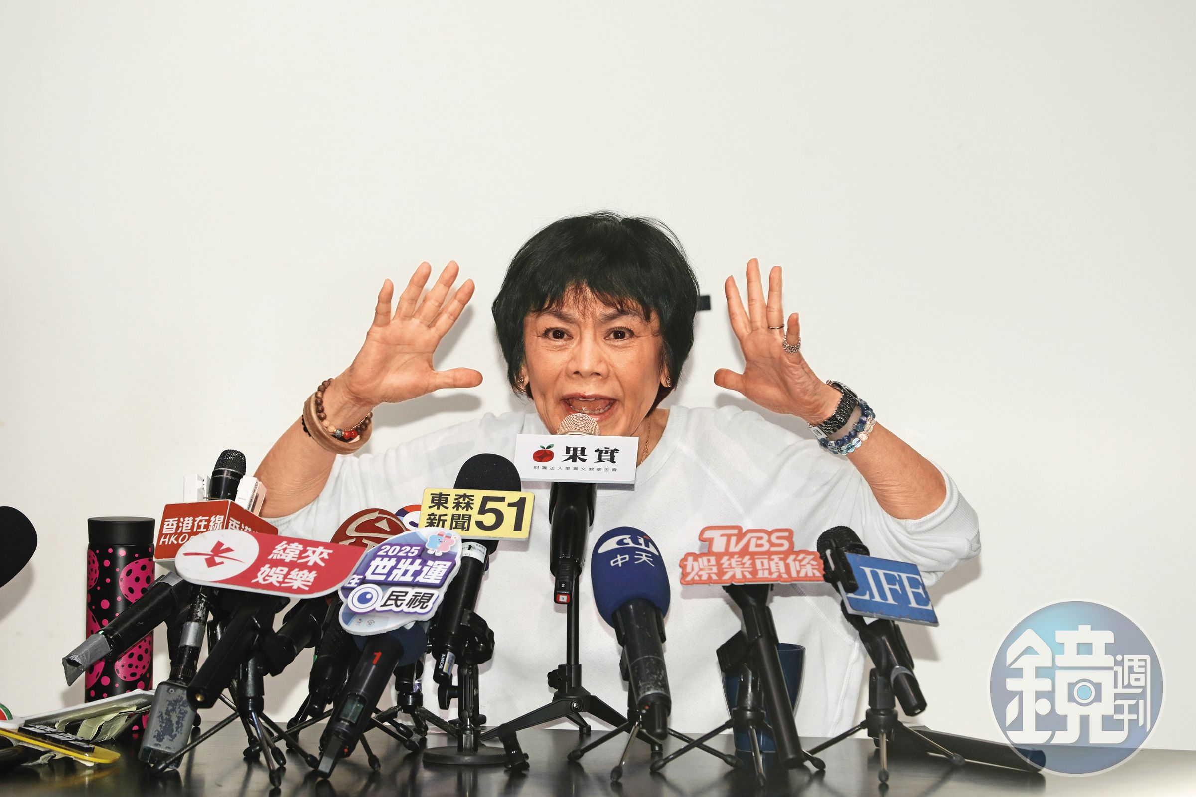 張艾嘉可以約跑彭于晏，但不能「糸勺石包」喔。來～跟小編打勾勾。