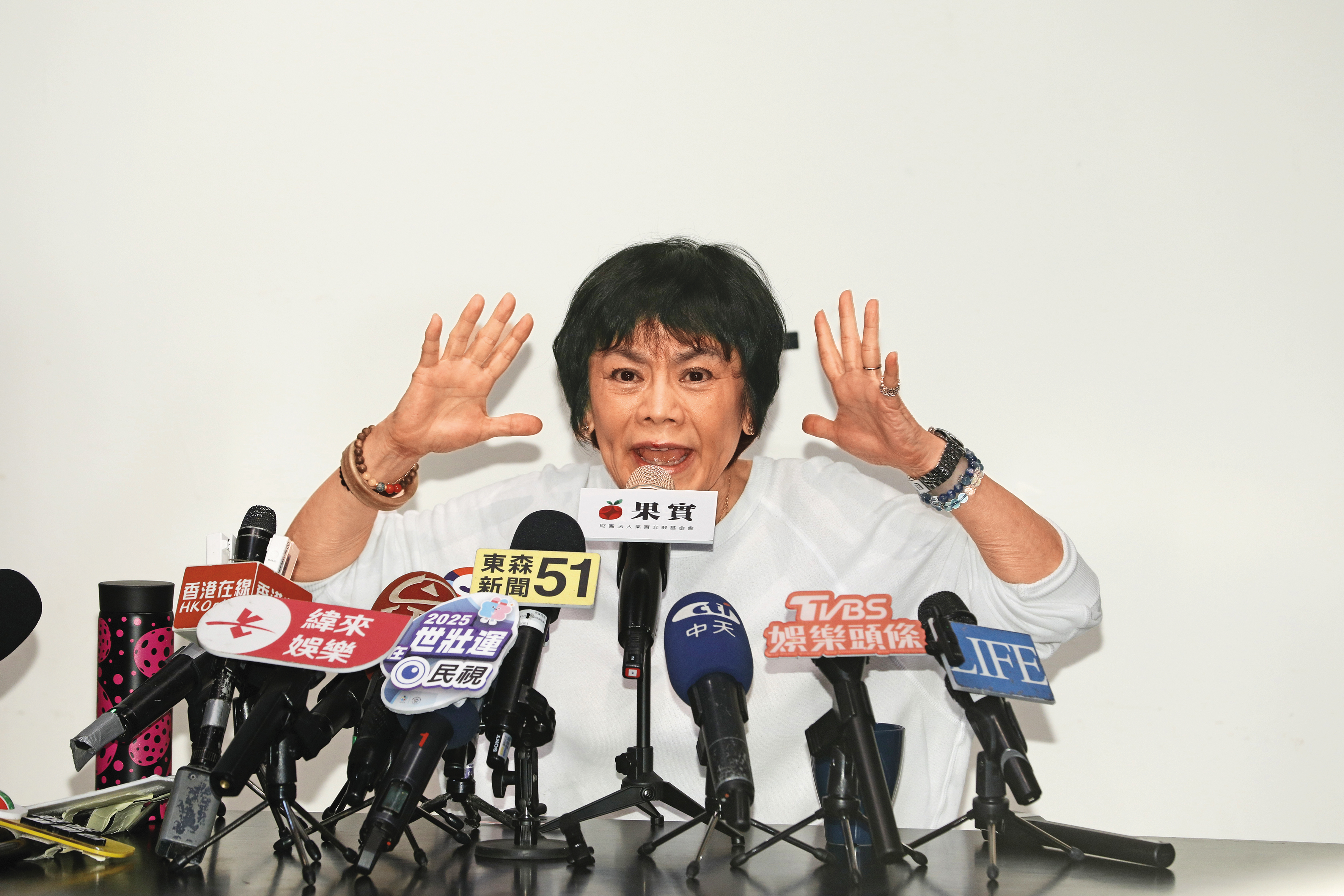 張艾嘉可以約跑彭于晏，但不能「糸勺石包」喔。來～跟小編打勾勾。