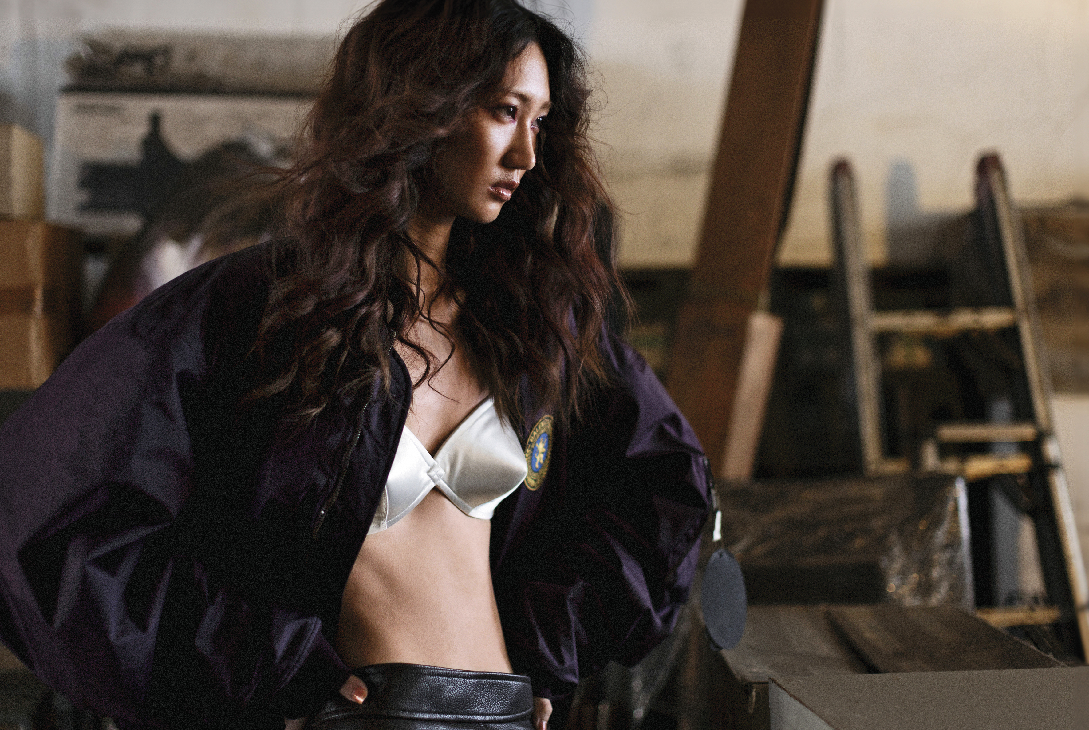 白色棉質內衣 NT$36,000 by Miu Miu／深藍色飛行夾克 價格店洽 by BALENCIAGA／咖啡色皮裙 NT$125,000 by FERRAGAMO